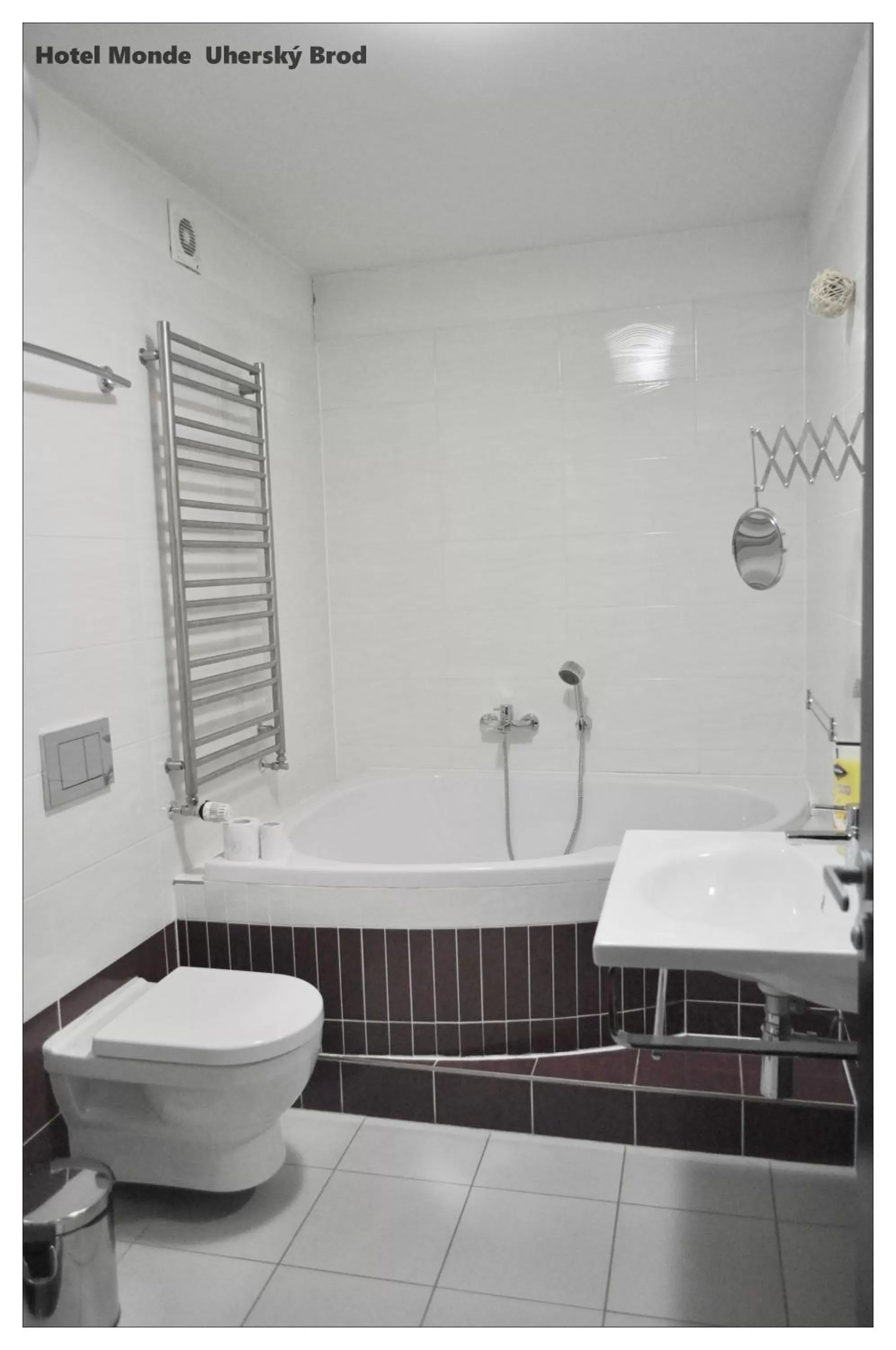 Bathroom in Hotel Monde