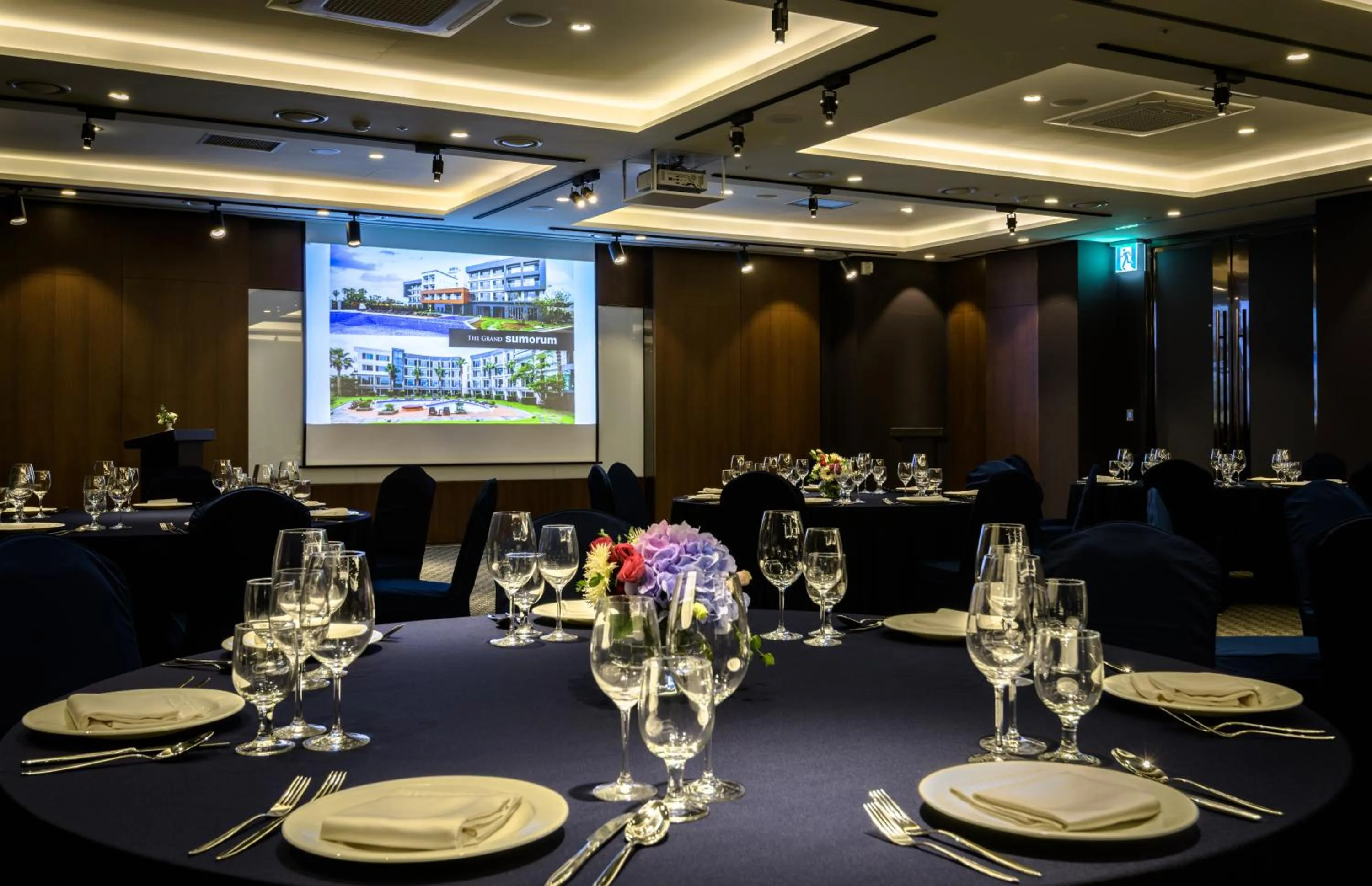 Restaurant/places to eat in The Grand Sumorum