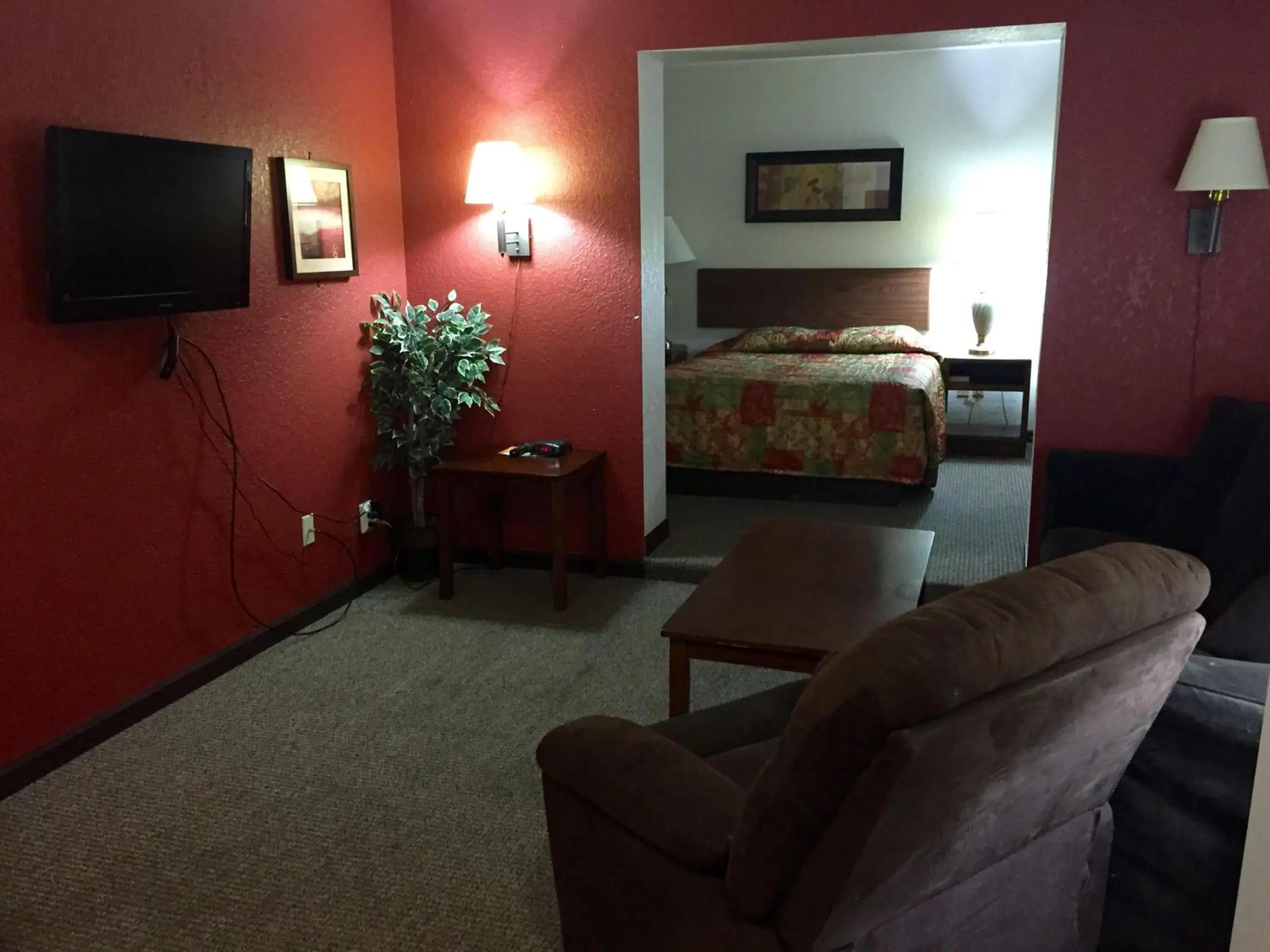 TV and multimedia, Bed in Americas Best Value Inn Grand Forks