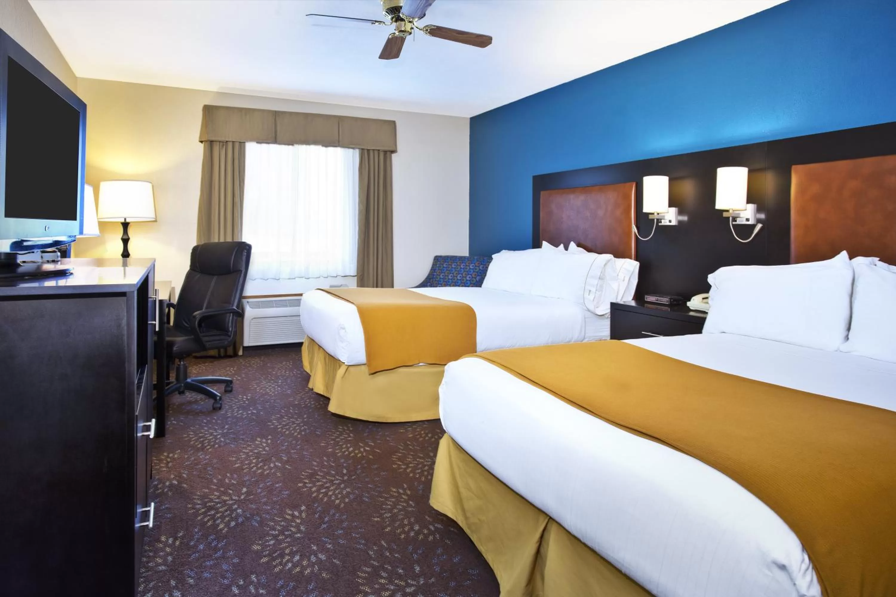 Photo of the whole room, Bed in Holiday Inn Express Mackinaw City by IHG