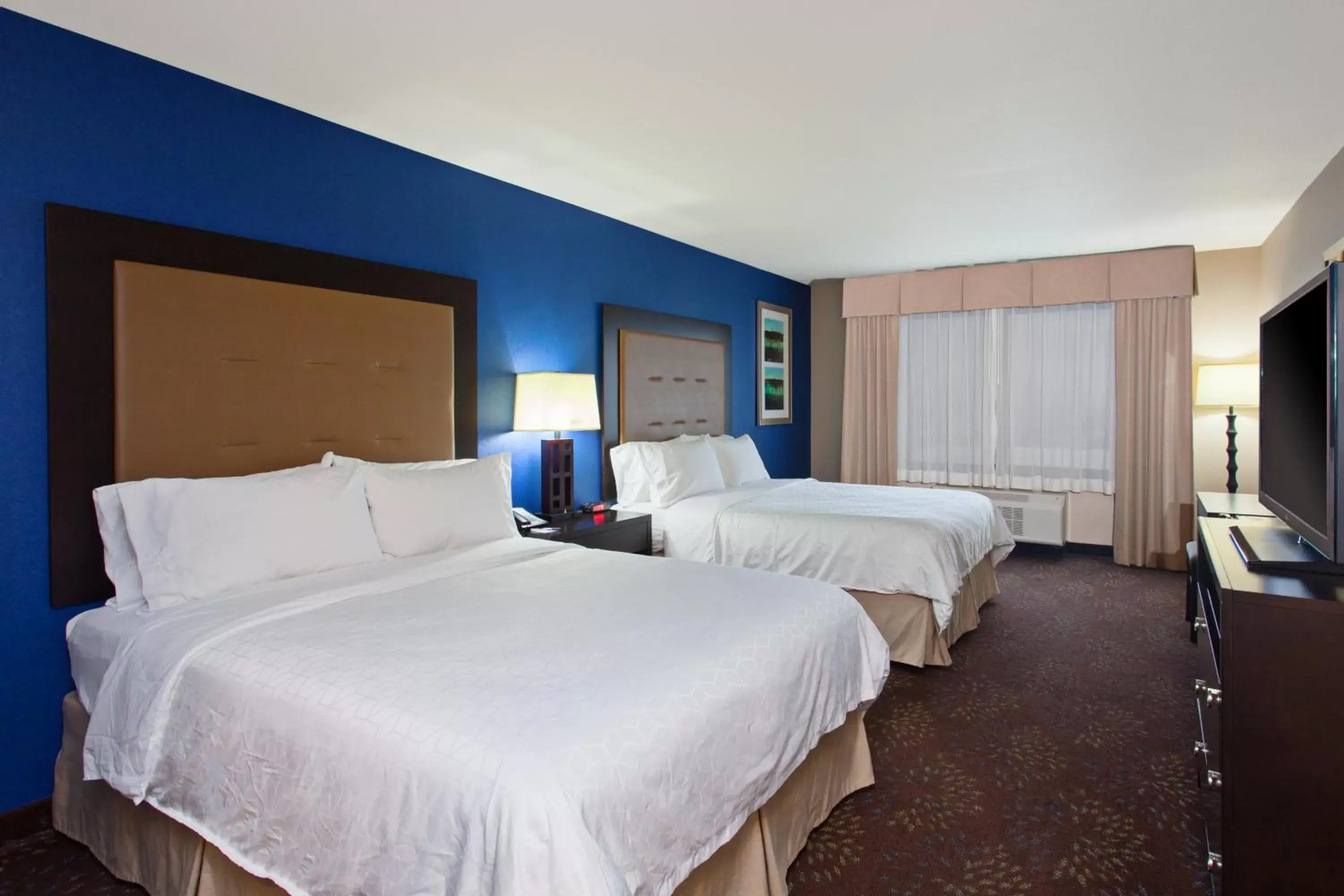 Photo of the whole room, Bed in Holiday Inn Express & Suites Tacoma Downtown, an IHG Hotel