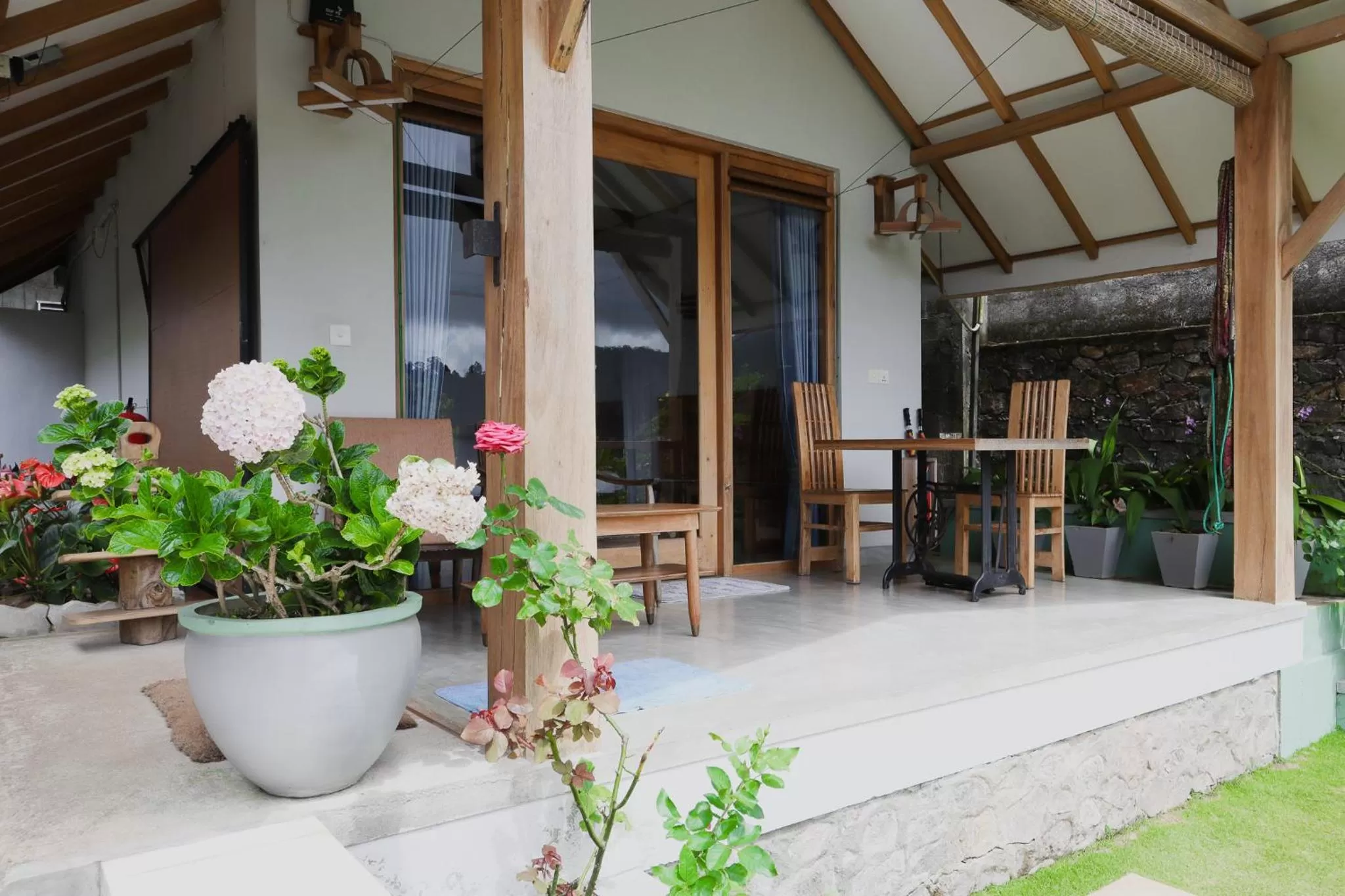 Patio in The One Ella