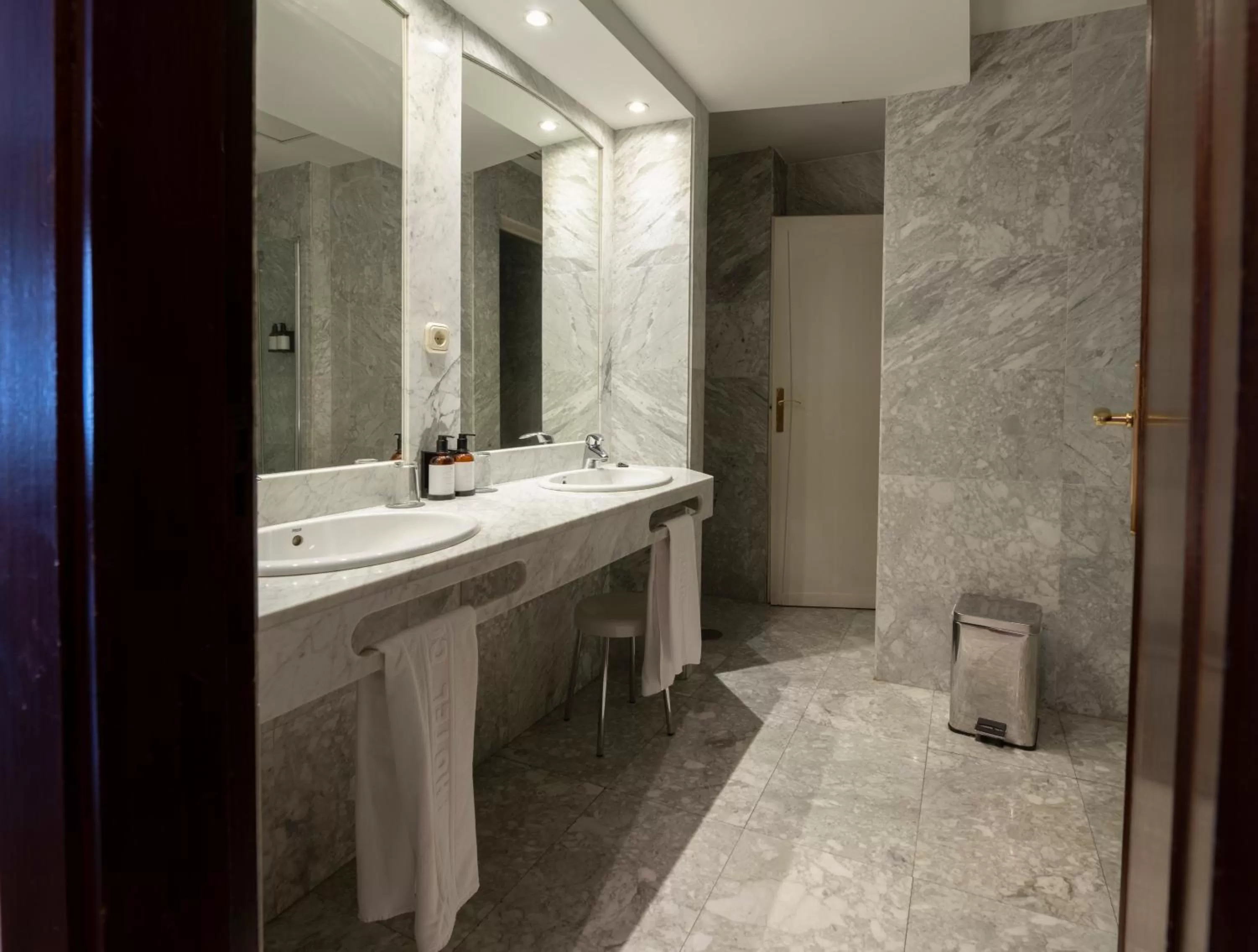 Bathroom in Barceló León Conde Luna