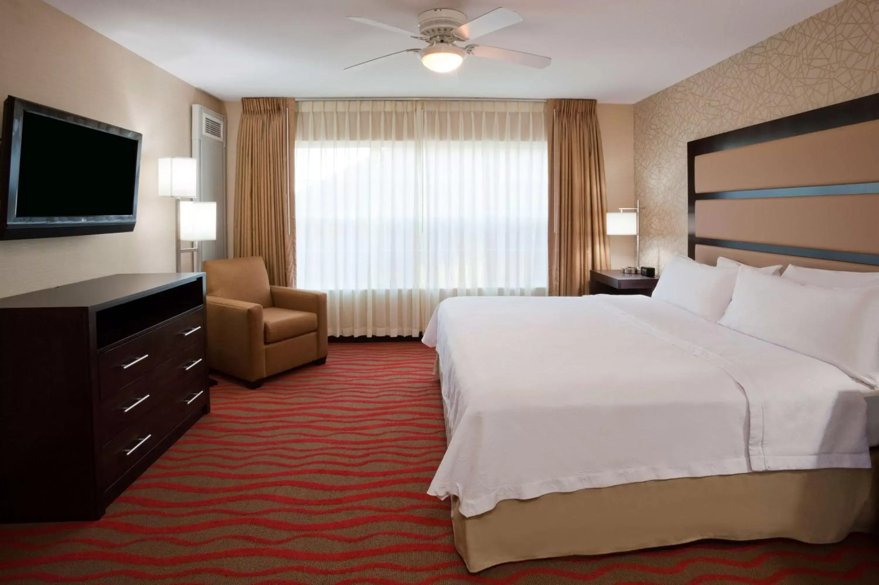 Bed, TV/Entertainment Center in Homewood Suites by Hilton Sioux Falls