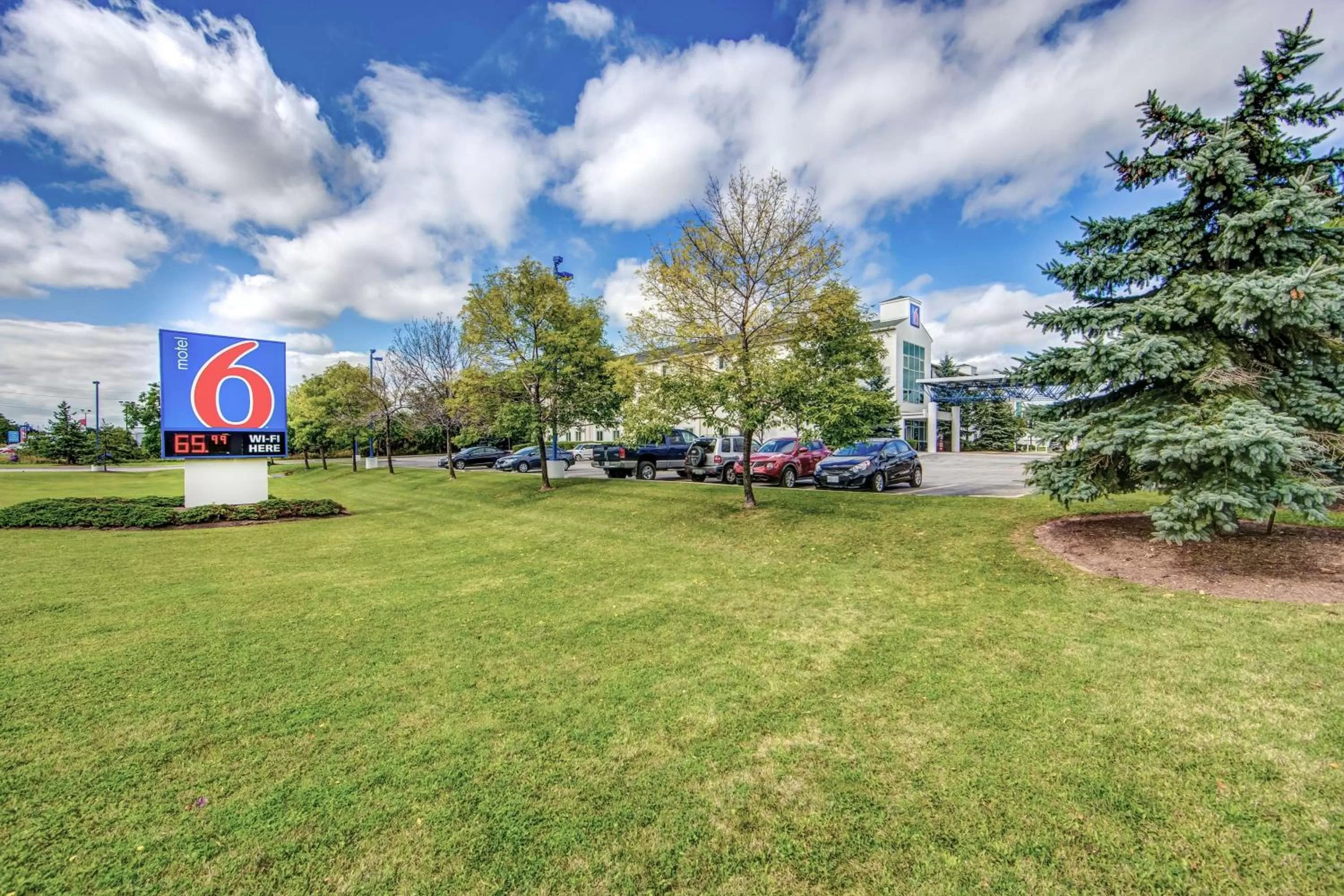 Property building in Motel 6-Burlington, ON - Toronto West - Oakville