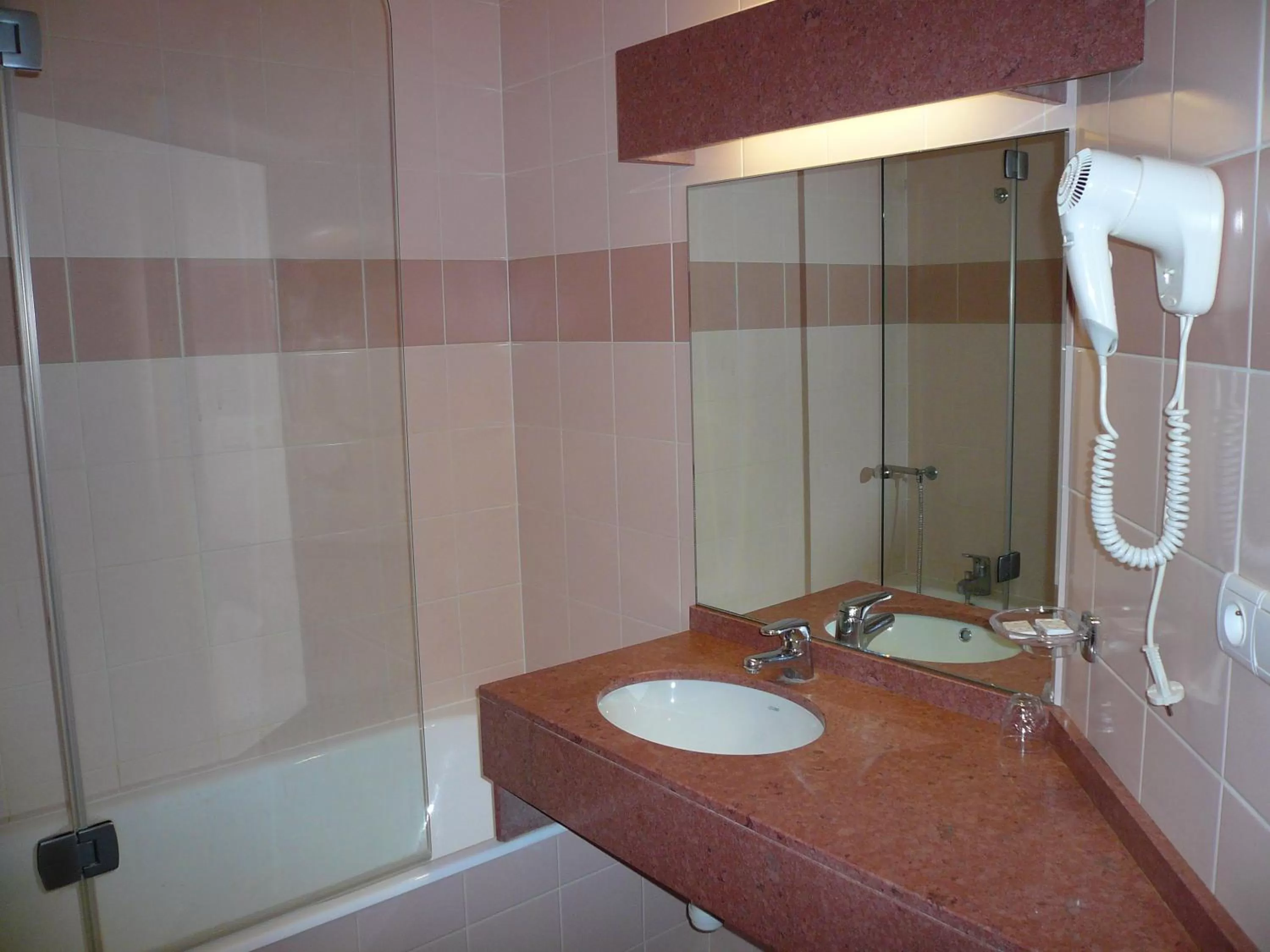 Photo of the whole room in Hôtel Siatel Besançon Chateaufarine