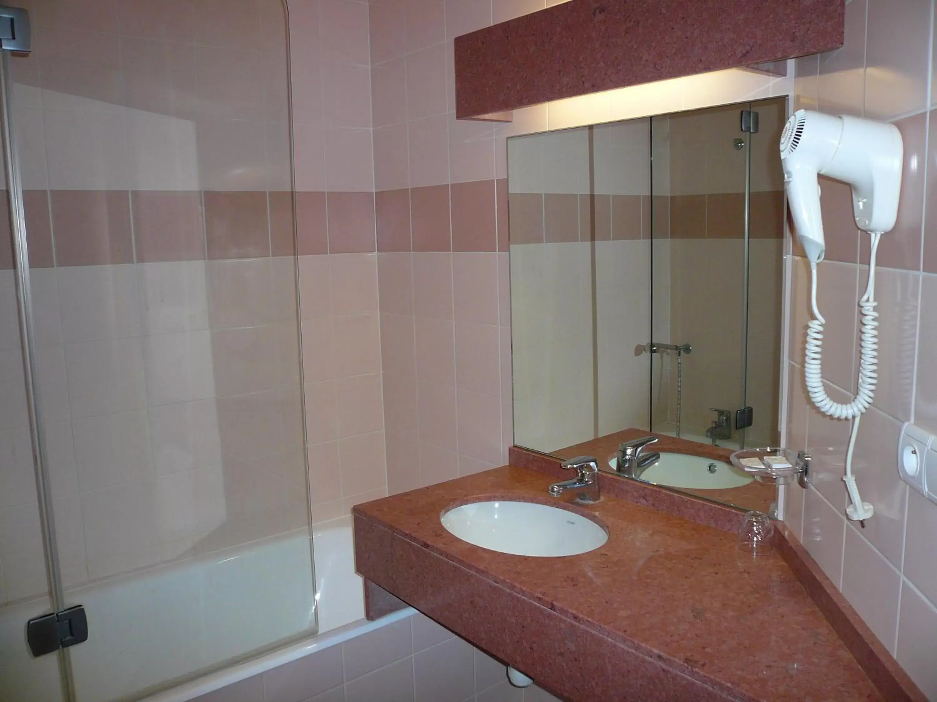 Photo of the whole room, Bathroom in Hôtel Siatel Besançon Chateaufarine