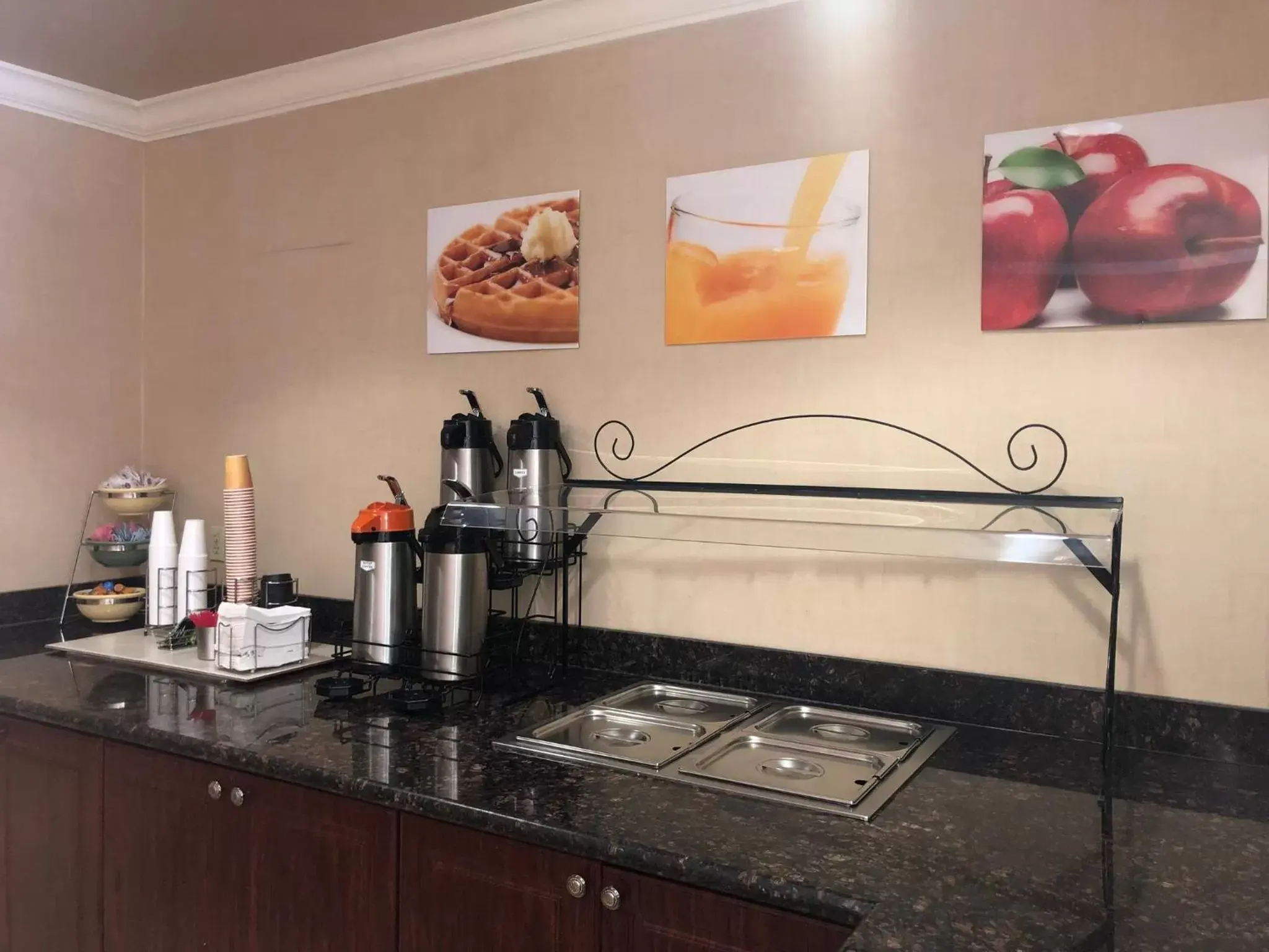 Breakfast, Kitchen/Kitchenette in Hotel Fairchild