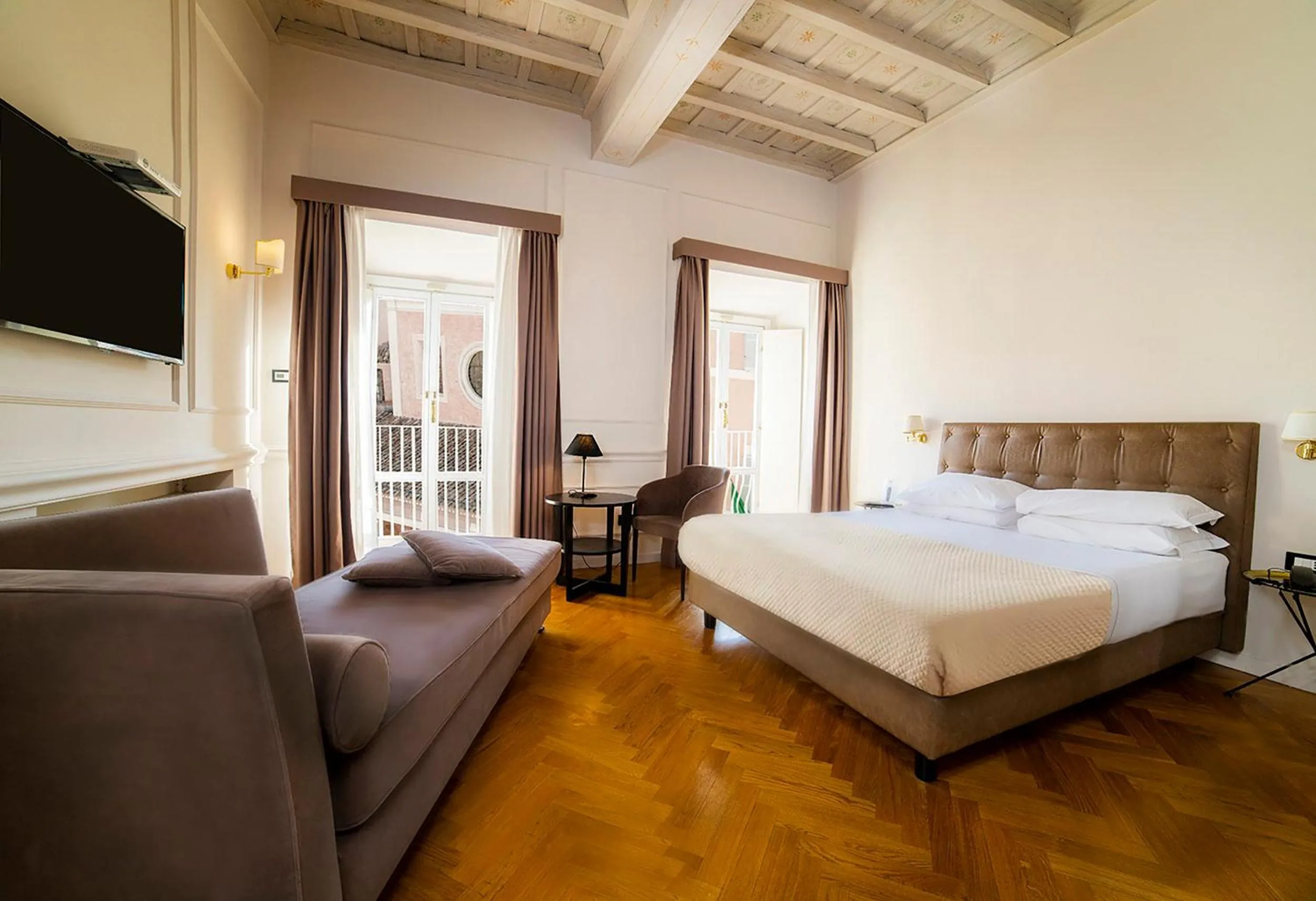 Bed in Splendor Suite Rome - Suites & Apartments