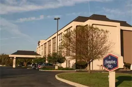 Property building in Hampton Inn Columbus/Taylorsville