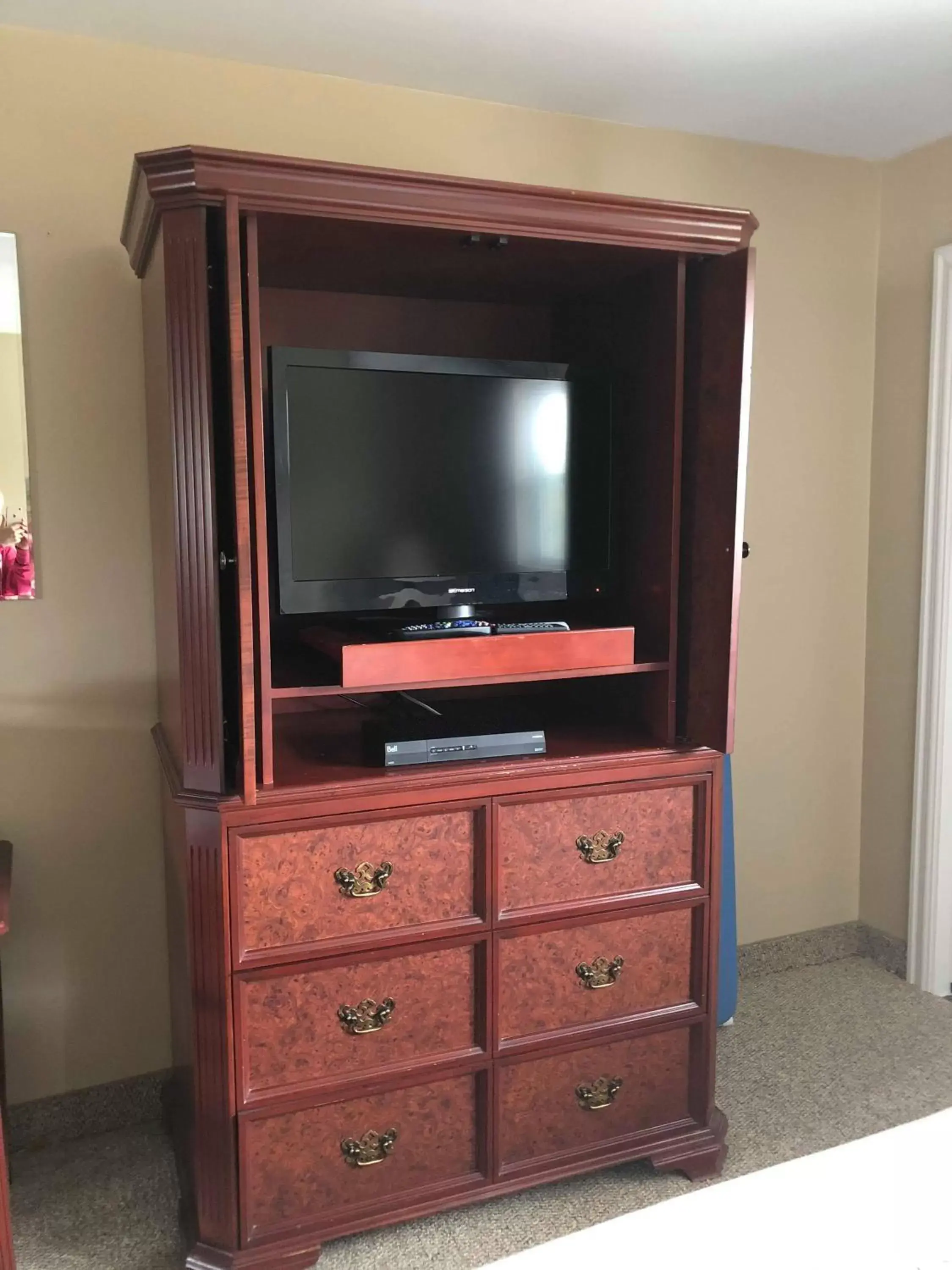 TV and multimedia, TV/Entertainment Center in Seaport Inn