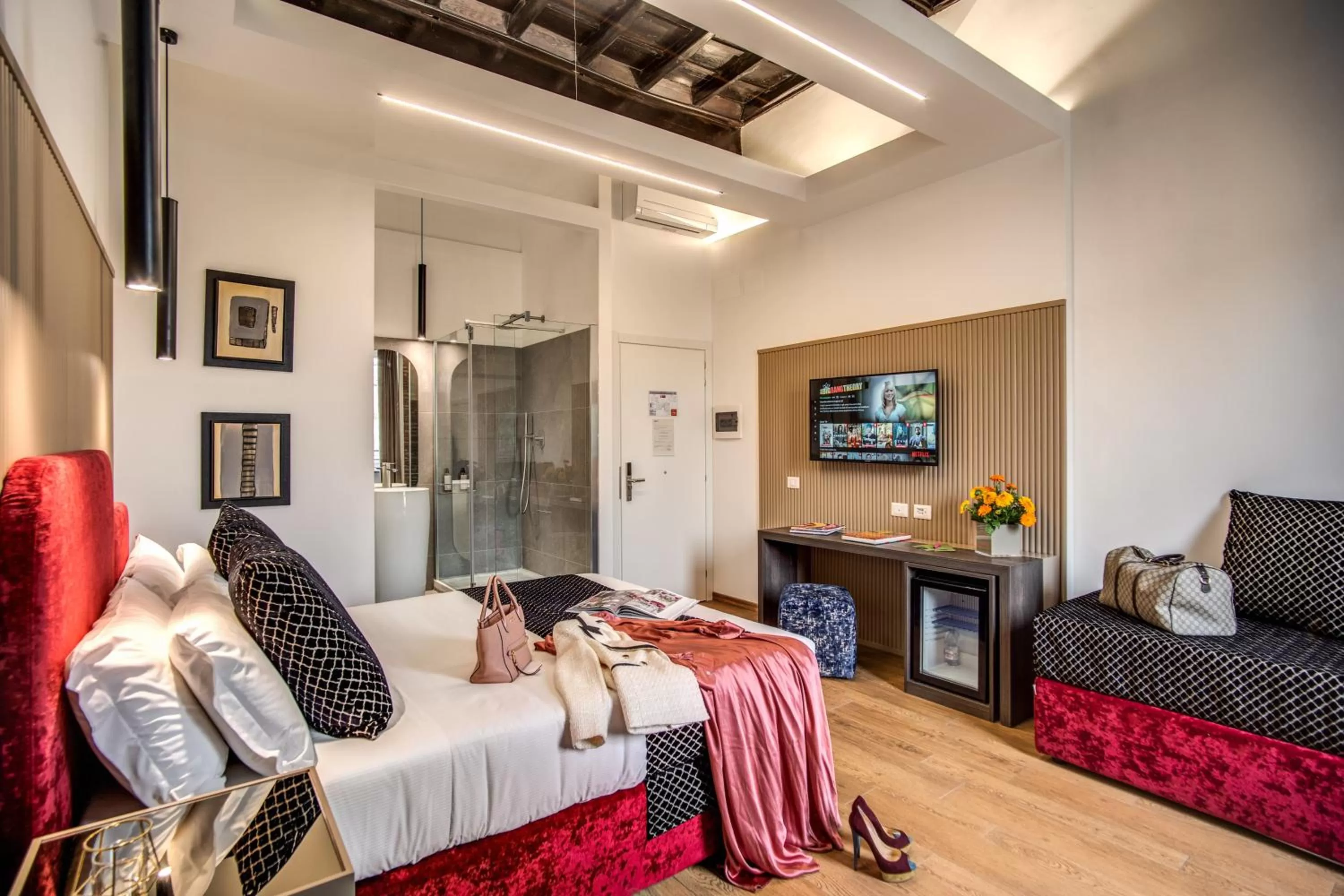 Photo of the whole room, Bed in Little Queen Suite