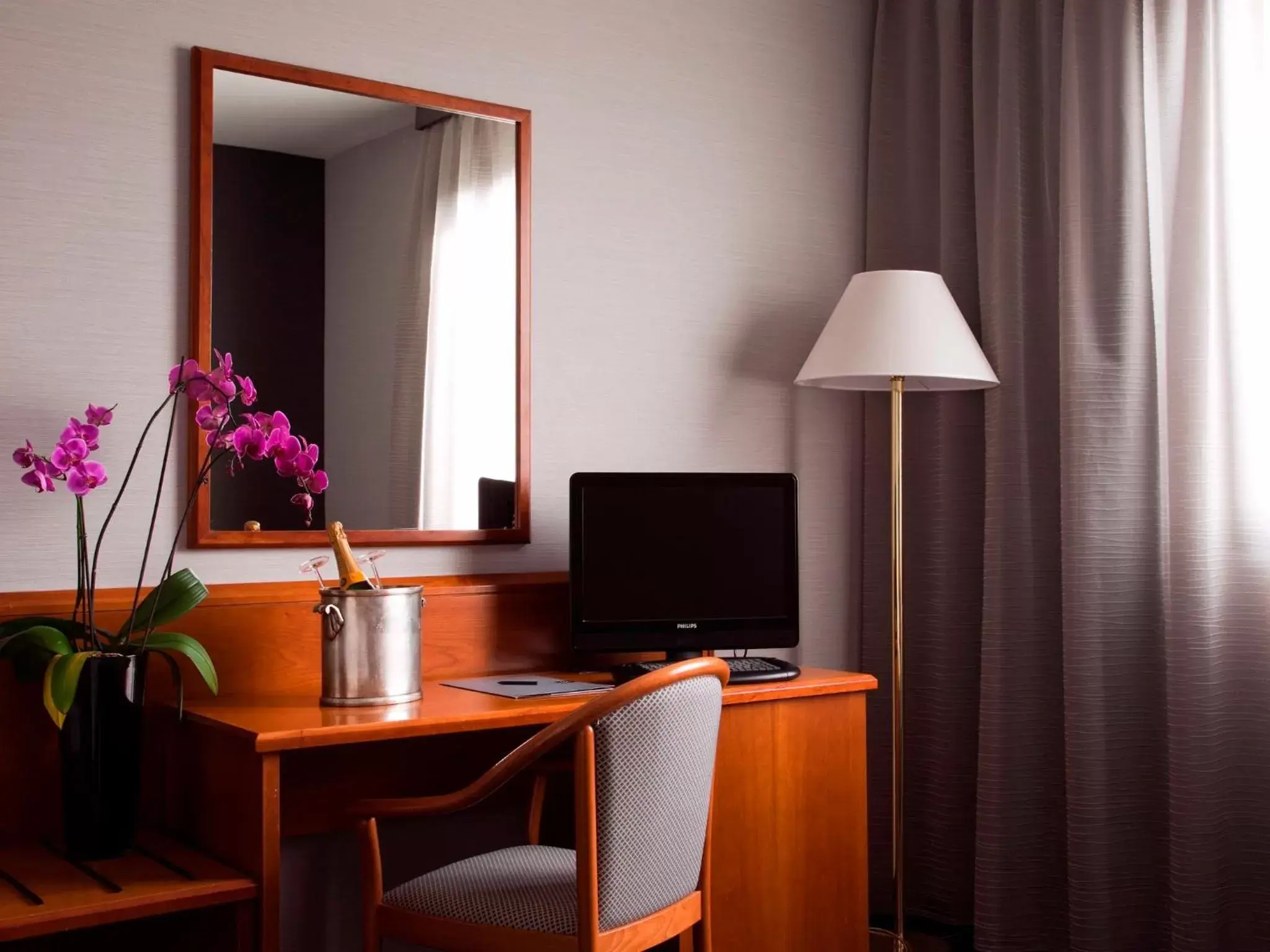 TV and multimedia, TV/Entertainment Center in Hotel Zone