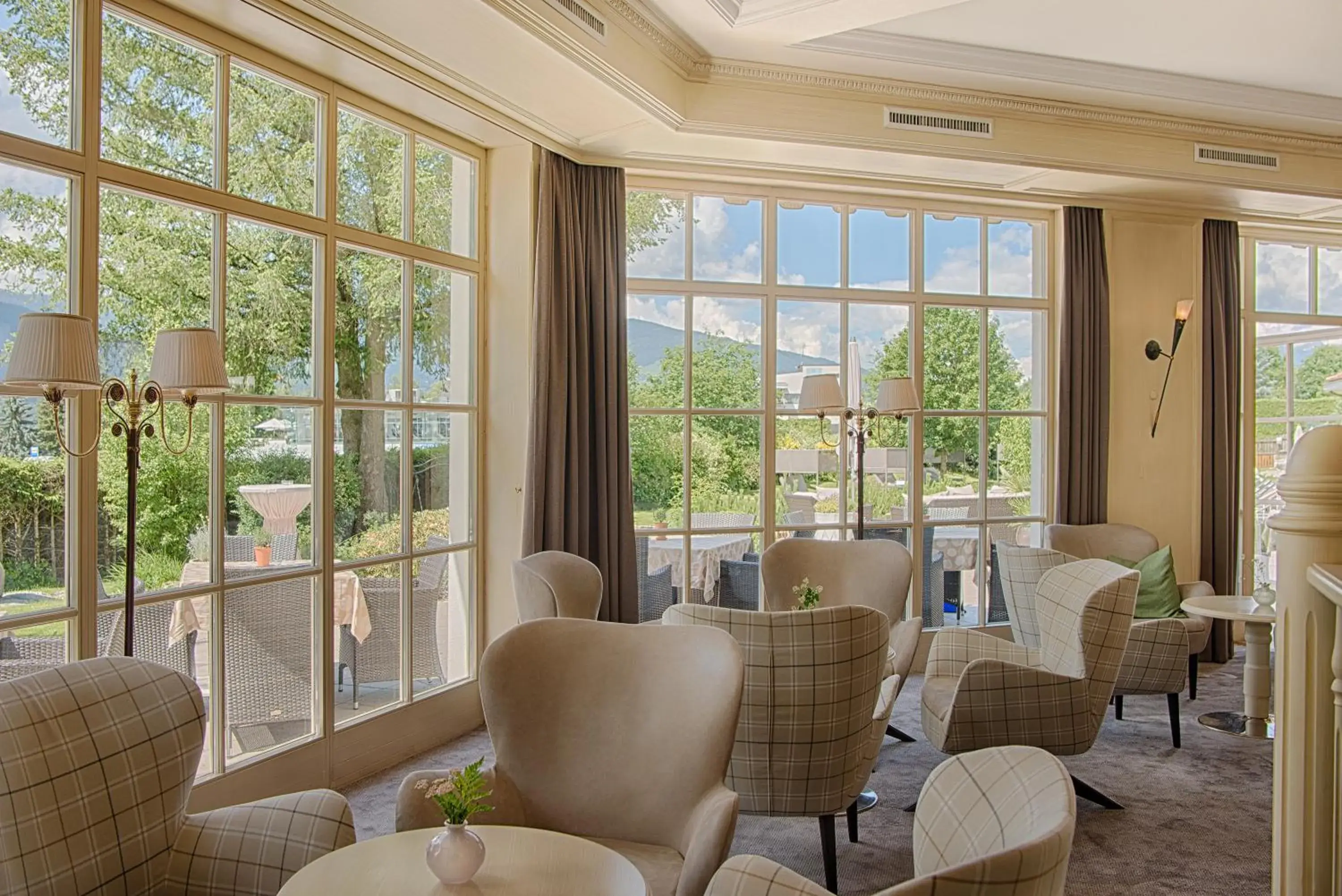 Lounge or bar, Seating Area in Majestic Hotel & Spa Resort