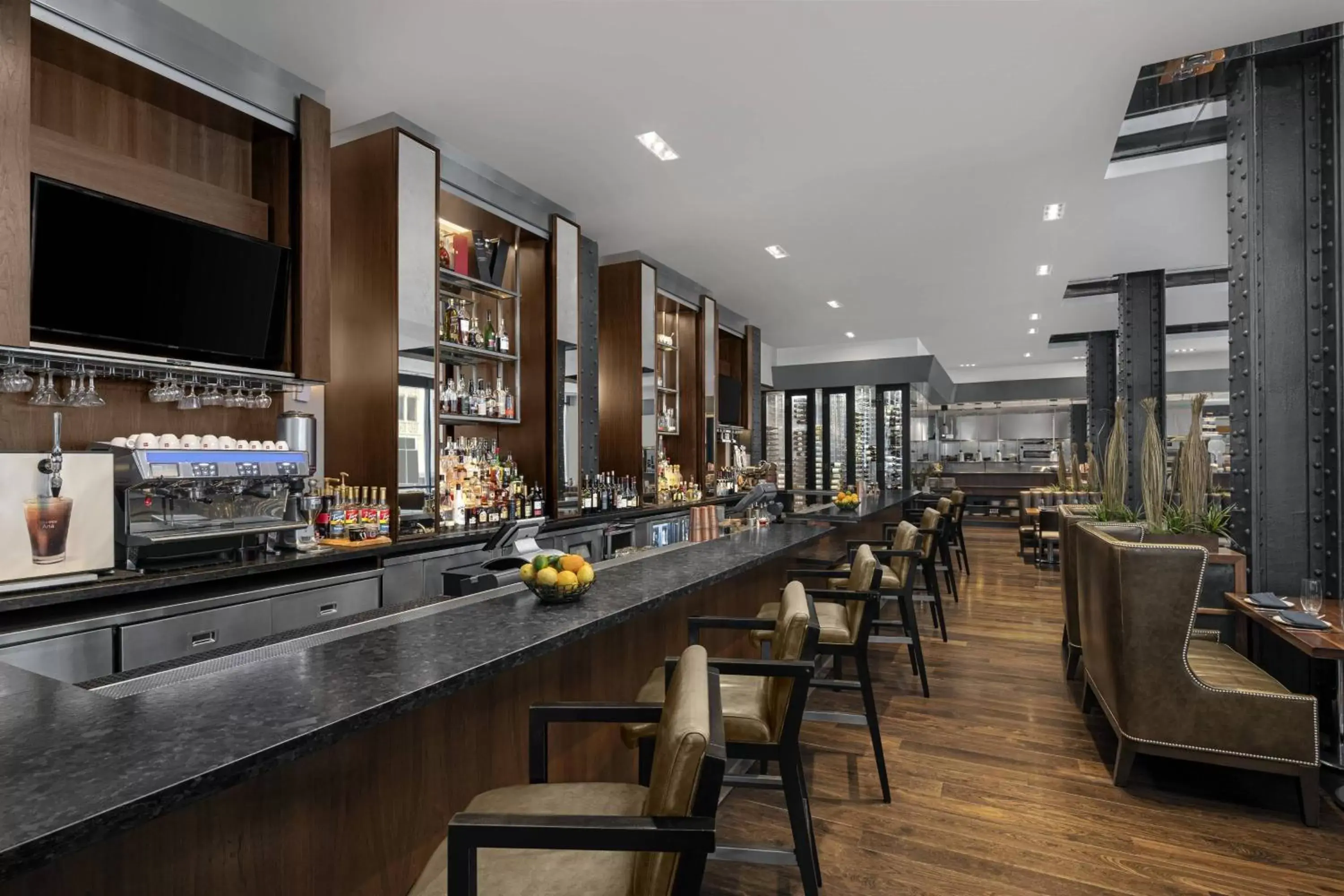 Kitchen or kitchenette, Lounge/Bar in JW Marriott Houston Downtown