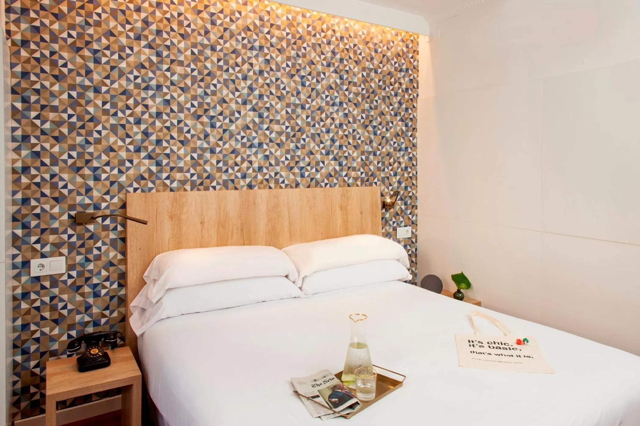 Bedroom, Bed in Chic & Basic Velvet