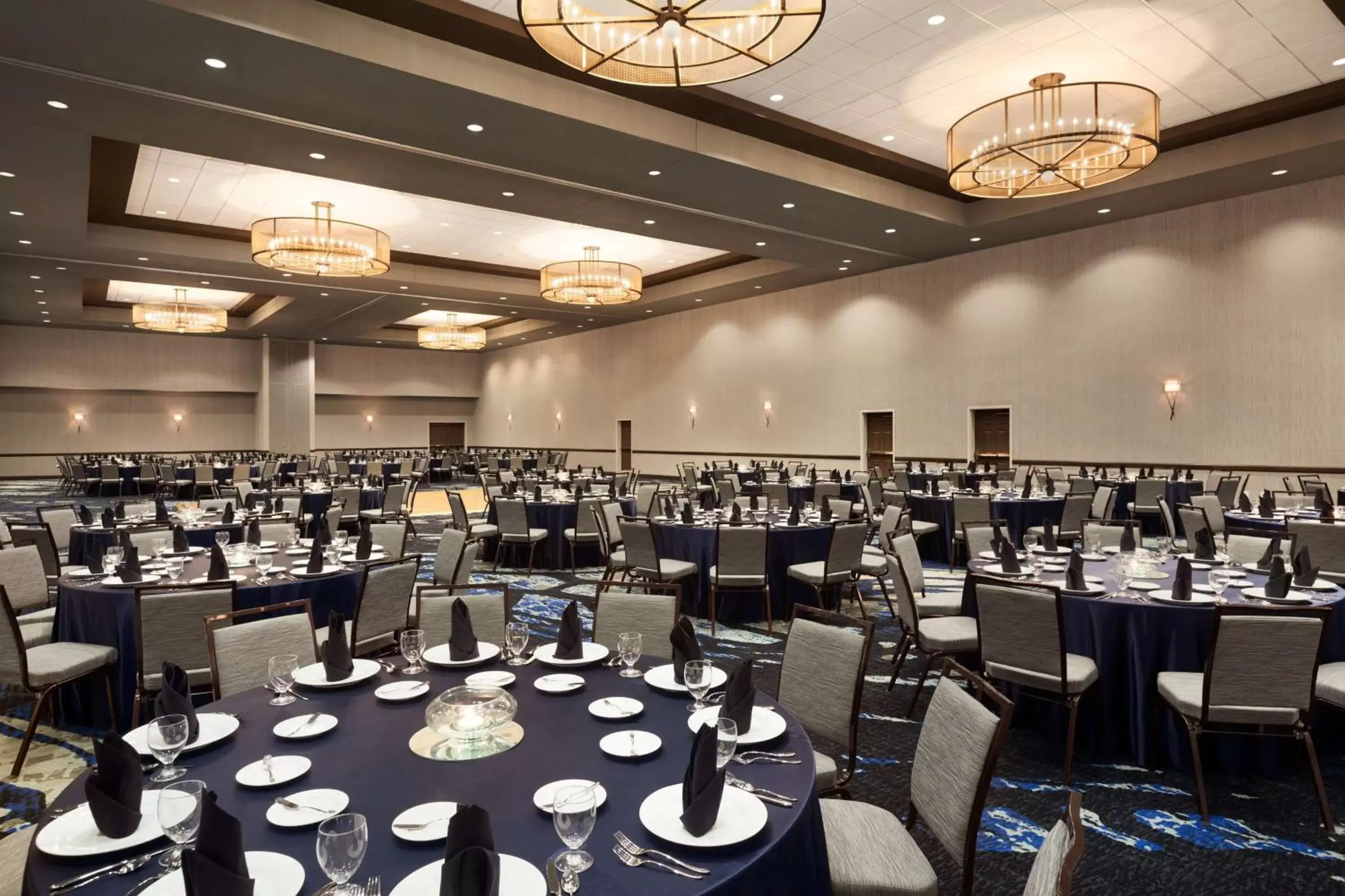 Meeting/conference room, Restaurant/Places to Eat in Embassy Suites San Antonio Brooks City Base Hotel & Spa