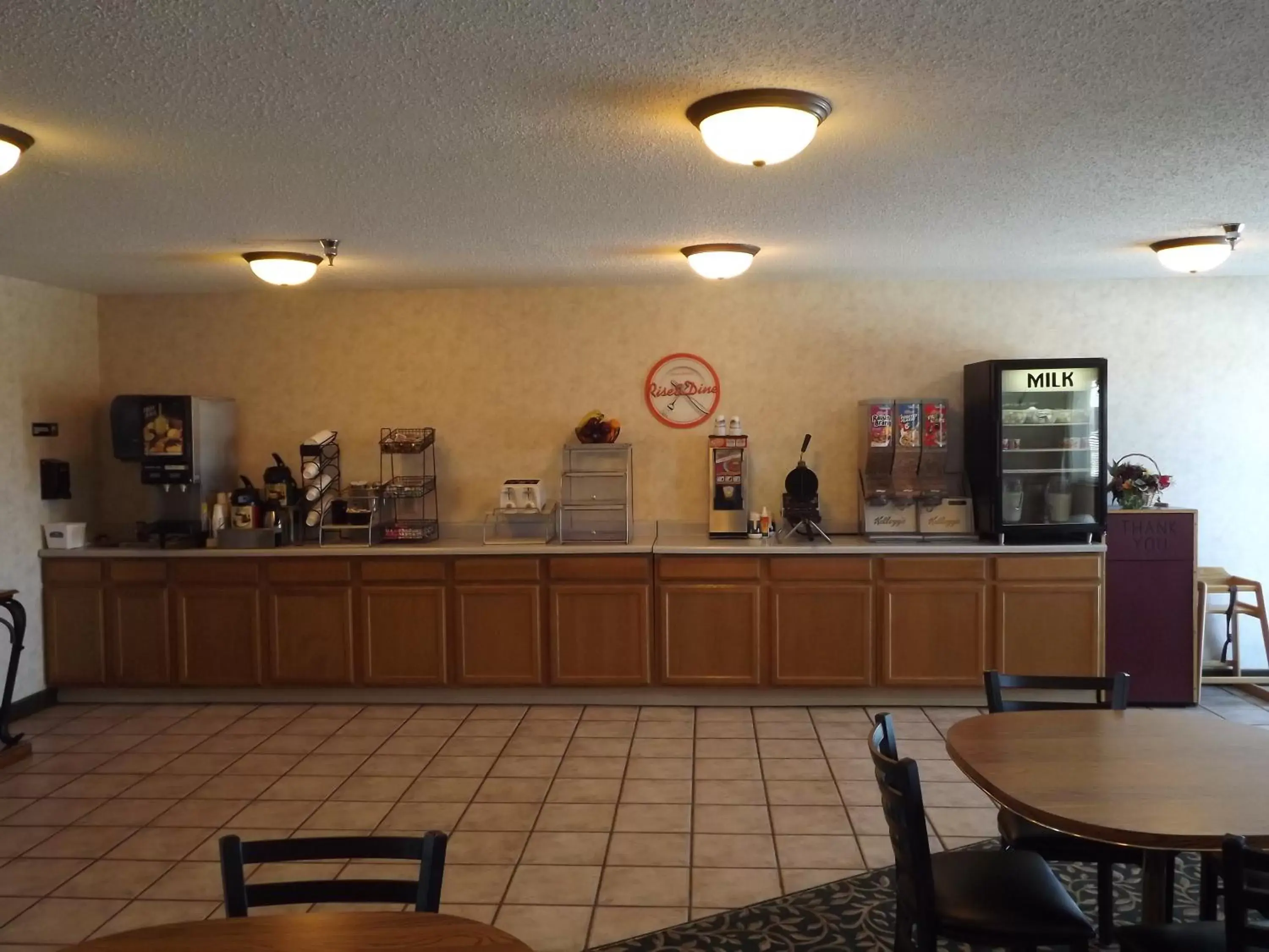 Food, Restaurant/Places to Eat in Howard Johnson by Wyndham Oacoma Hotel & Suites