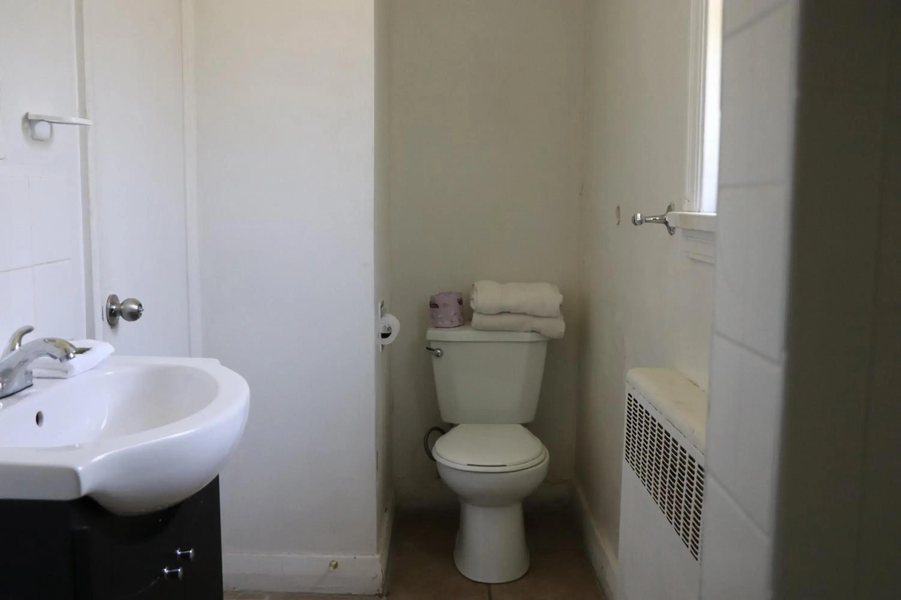 Toilet, Bathroom in Falcon Inn