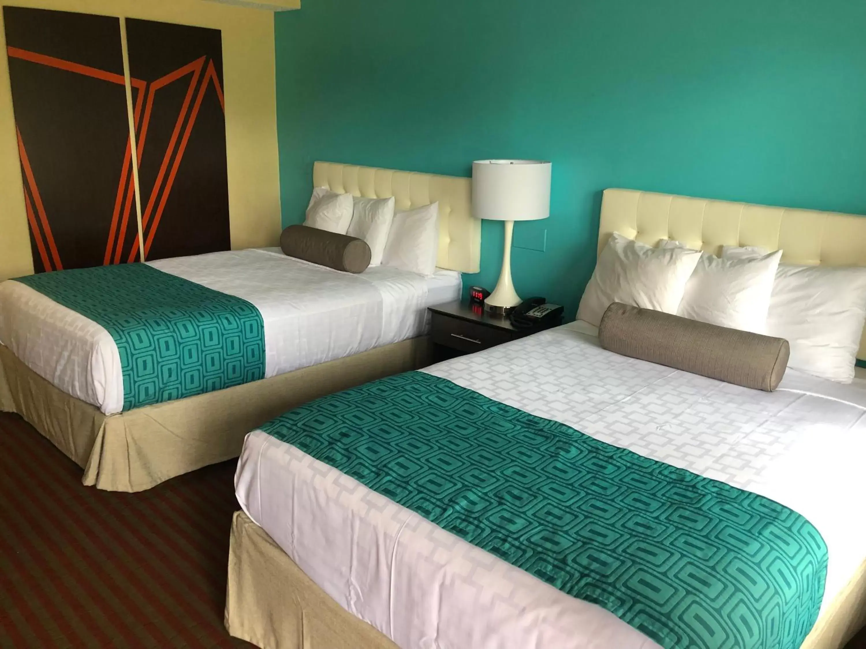 Bed in Howard Johnson by Wyndham Rocky Hill Bed in Howard Johnson by Wyndham Rocky Hill