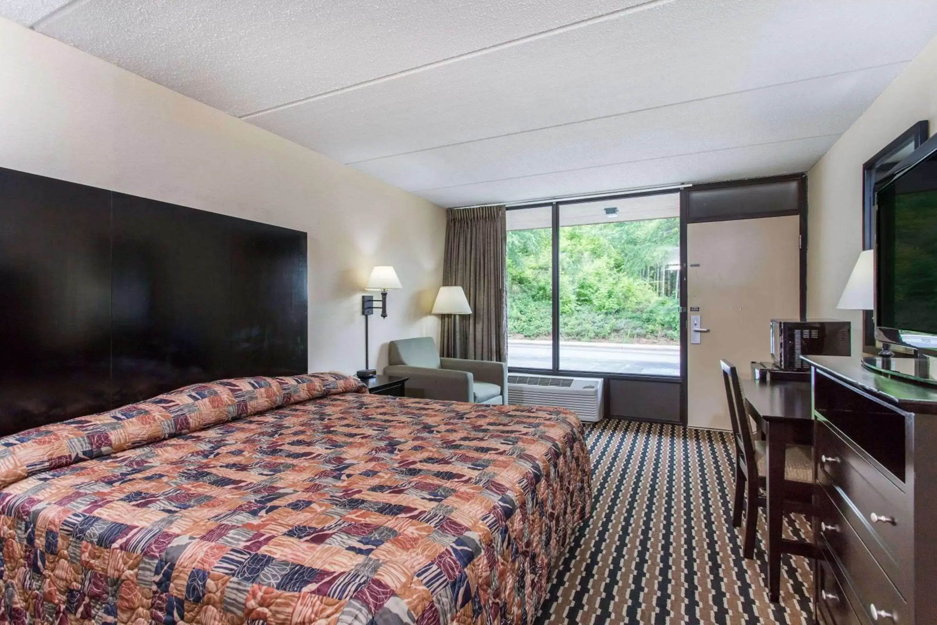 Photo of the whole room, Bed in Days Inn by Wyndham Wilkesboro