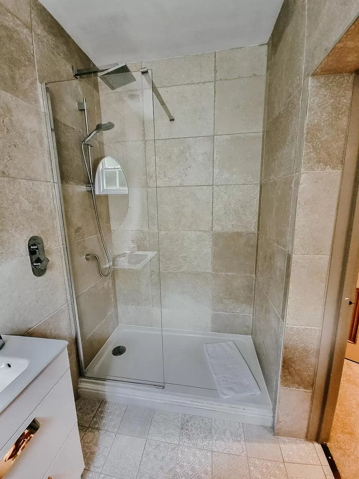 Shower, Bathroom in Verzon House