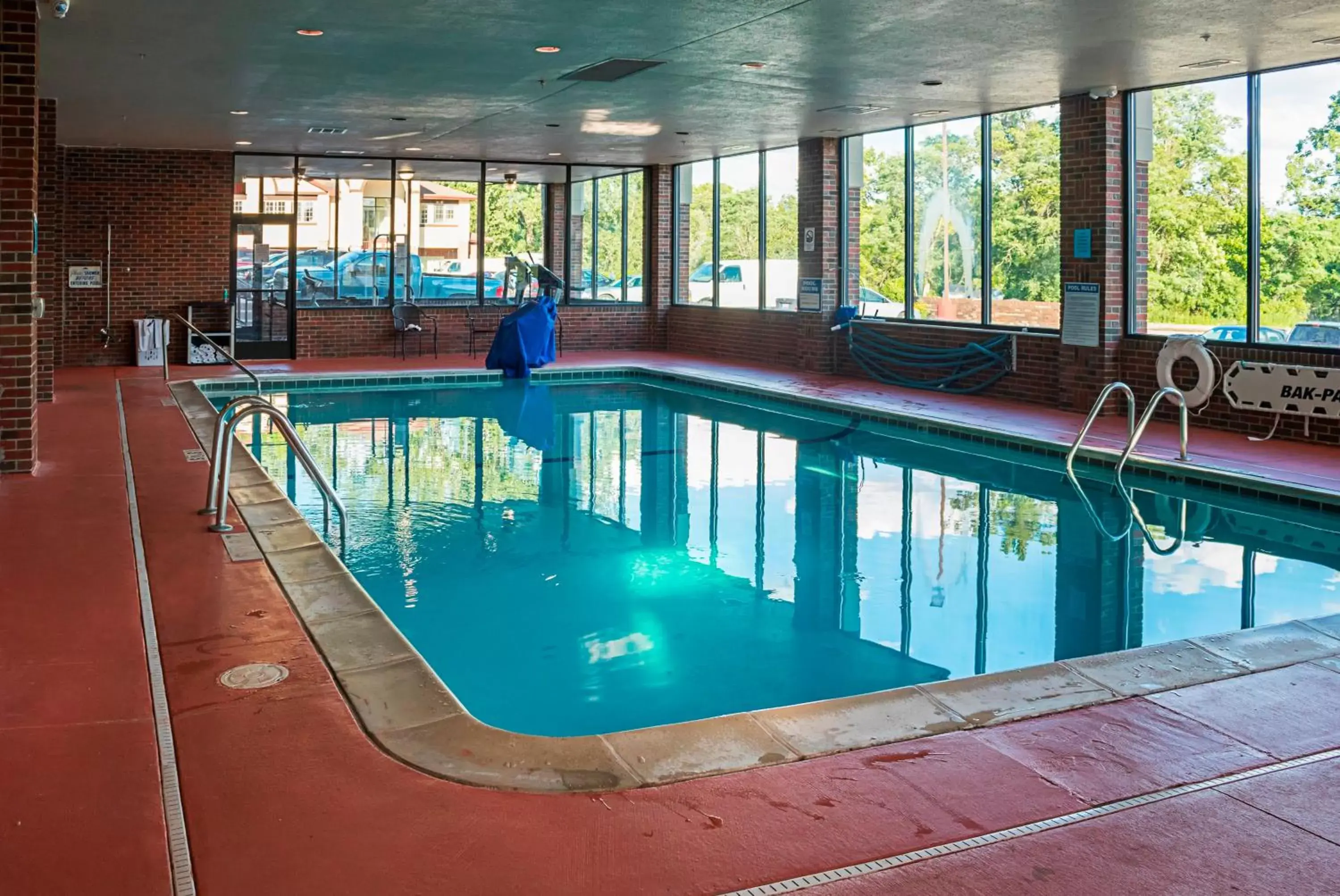 Swimming Pool in Red Roof Inn & Suites Lake Orion / Auburn Hills