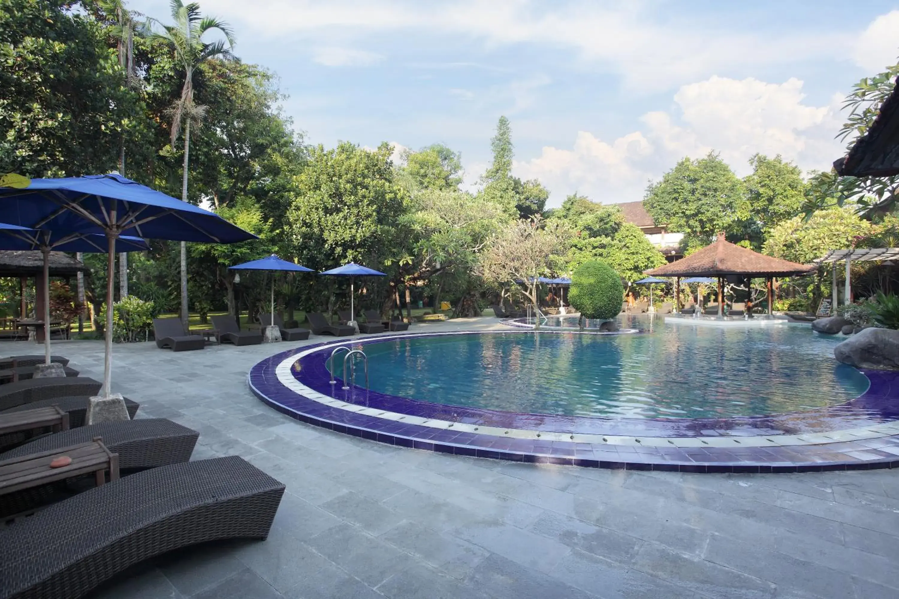 Swimming pool in Matahari Bungalow Hotel