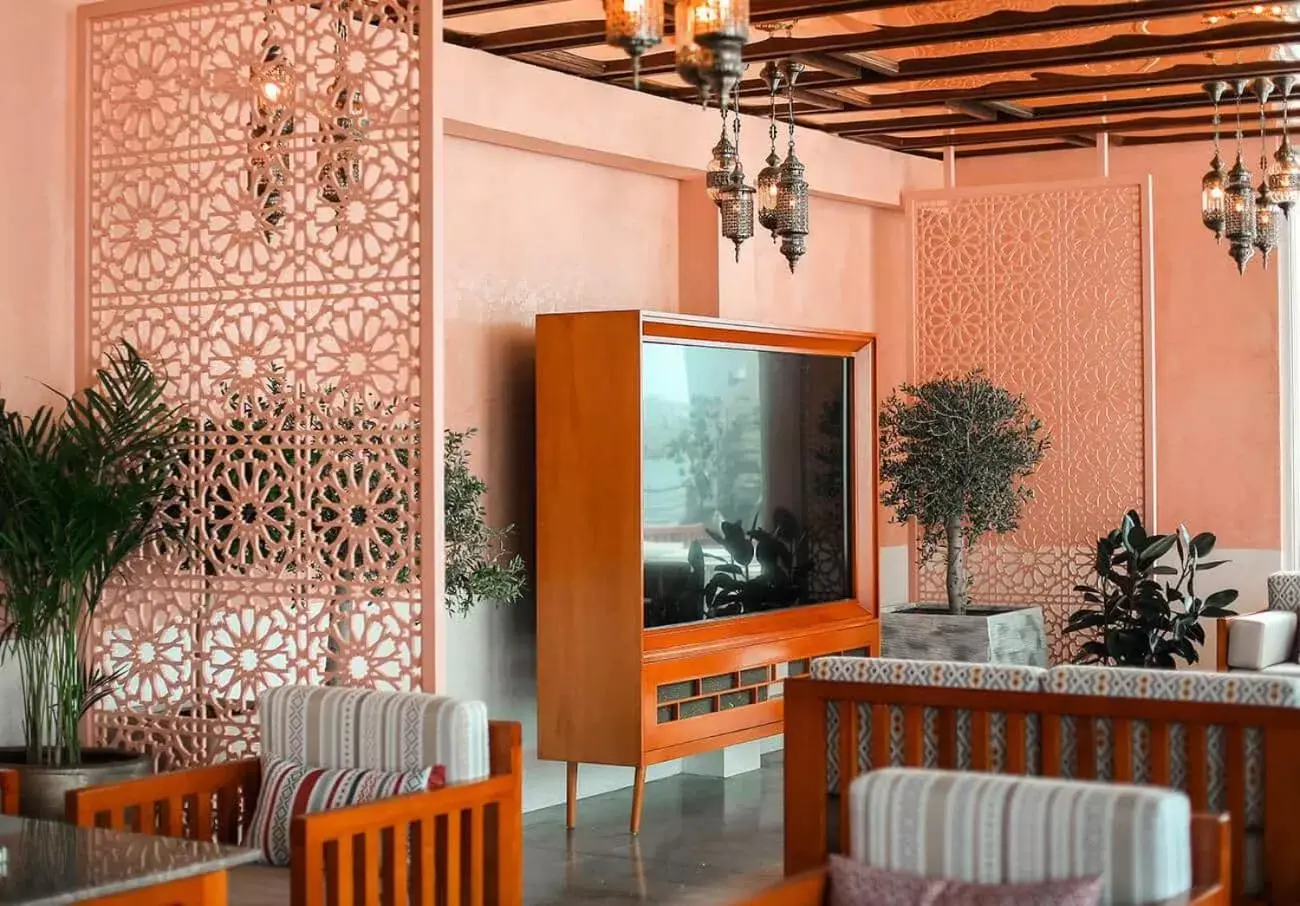 Restaurant/places to eat, TV/Entertainment Center in Dubai Marine Beach Resort & Spa