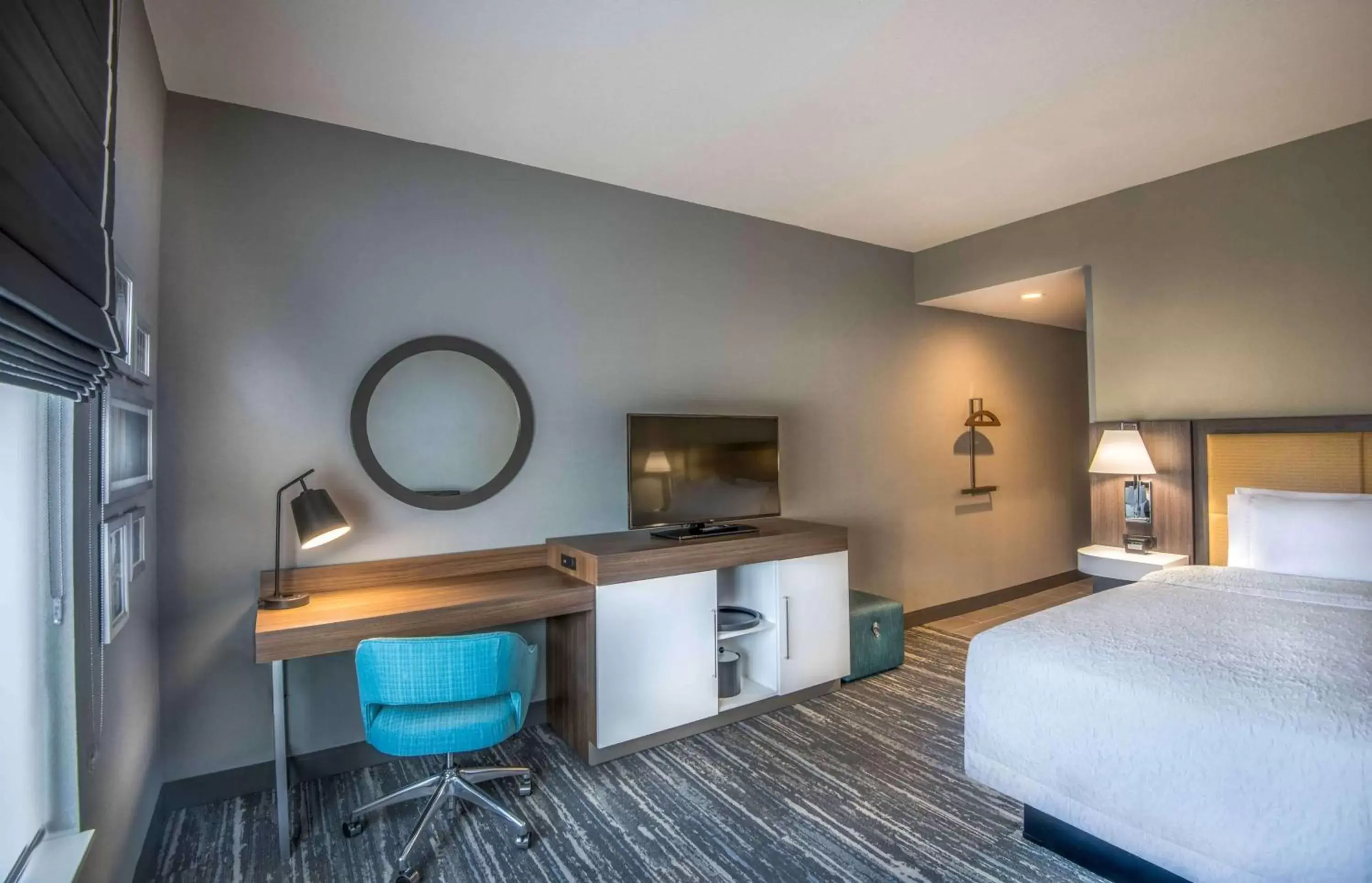 Bedroom, TV/Entertainment Center in Hampton Inn & Suites Tallahassee Capitol-University