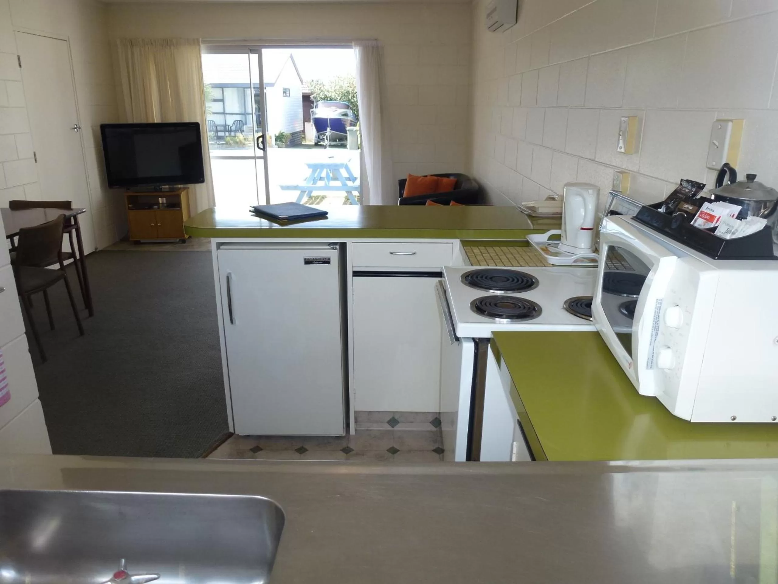 Kitchen or kitchenette in Mana-Nui Motel