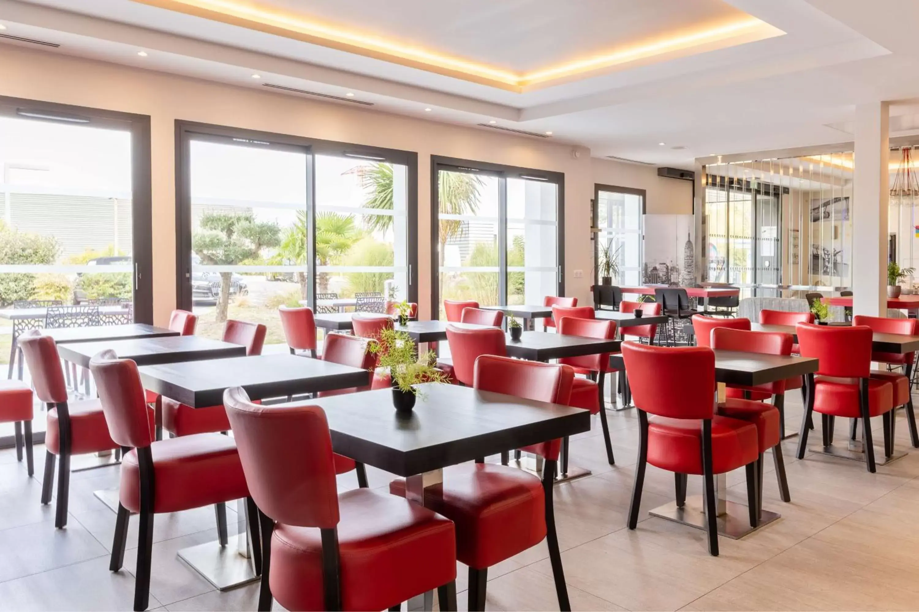 Lounge or bar, Restaurant/Places to Eat in Best Western St Exupery Bordeaux Ouest