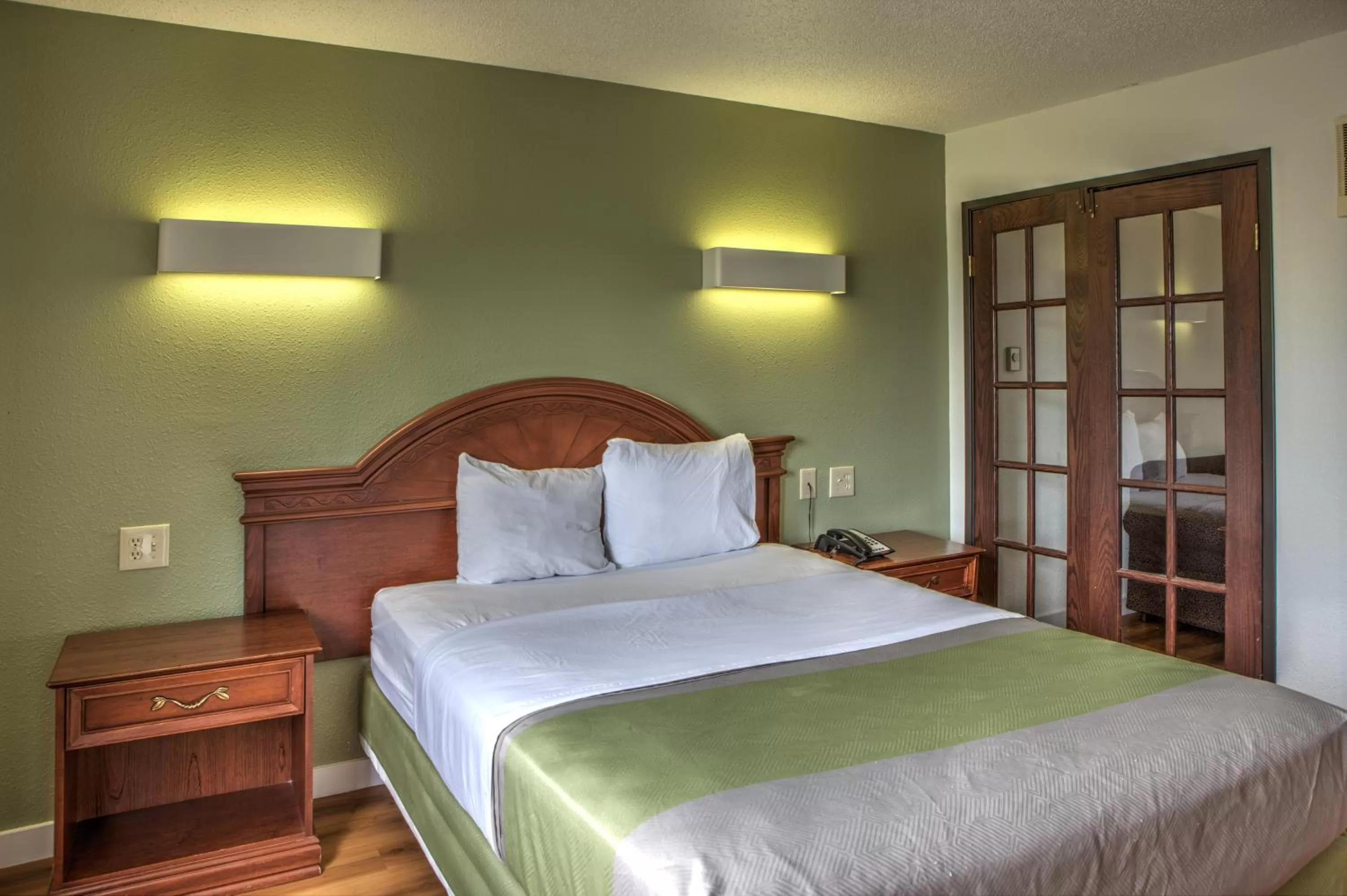 Bedroom, Bed in Motel 6-Dallas, TX - Northwest