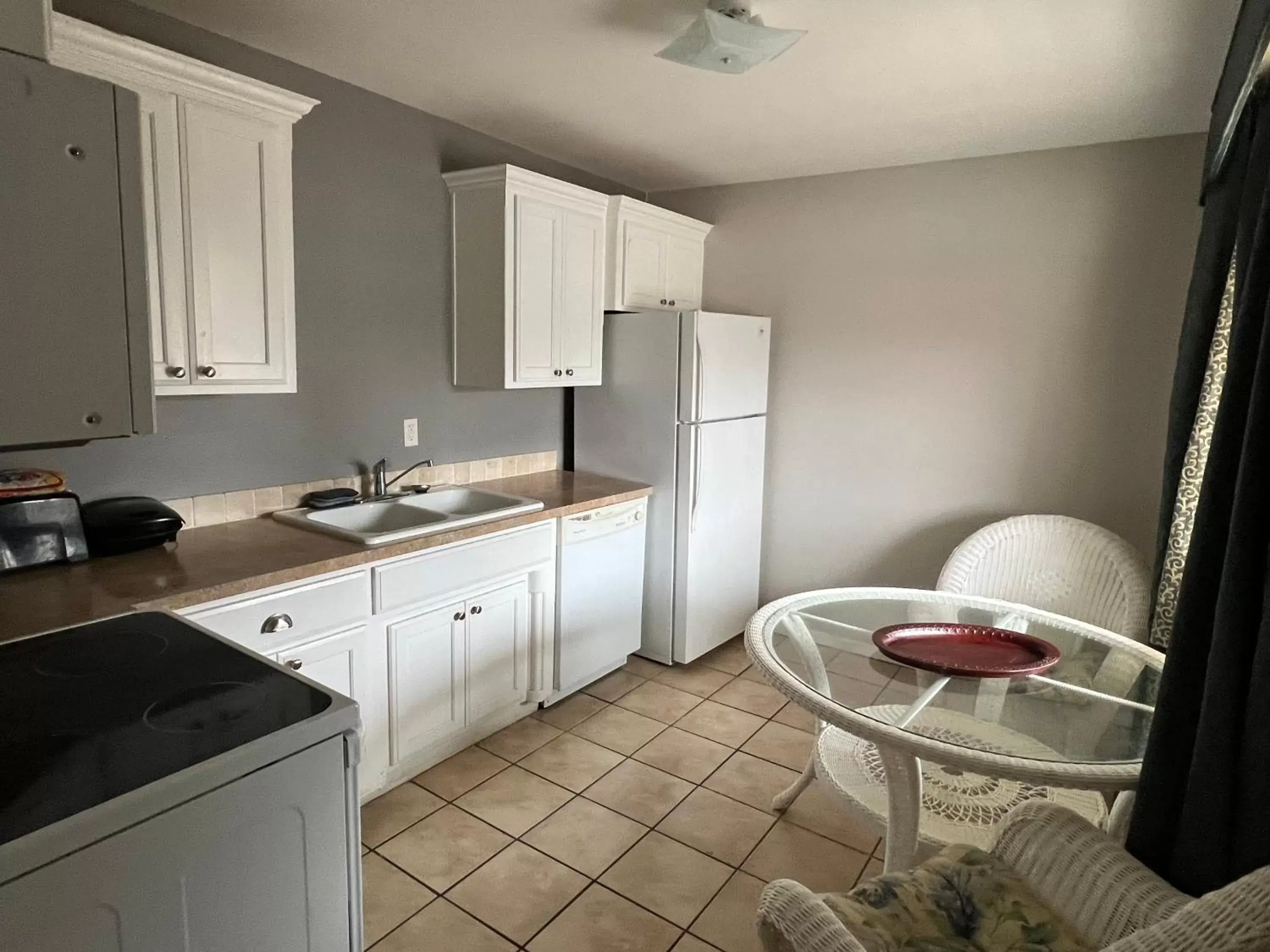 Kitchen/Kitchenette in Ozark Inn & Suites