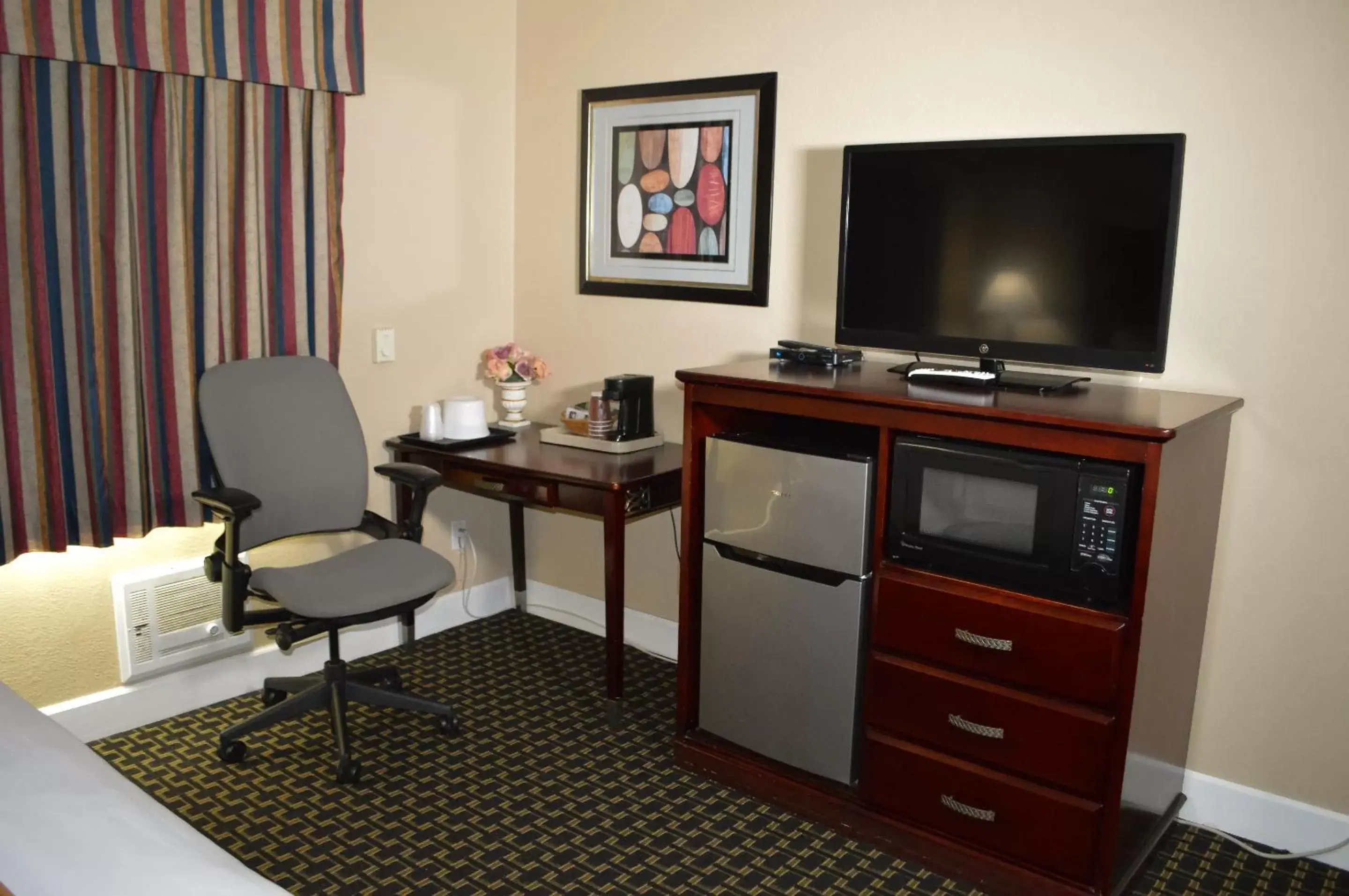 Seating area, TV/Entertainment Center in Sea Breeze Inn - San Simeon