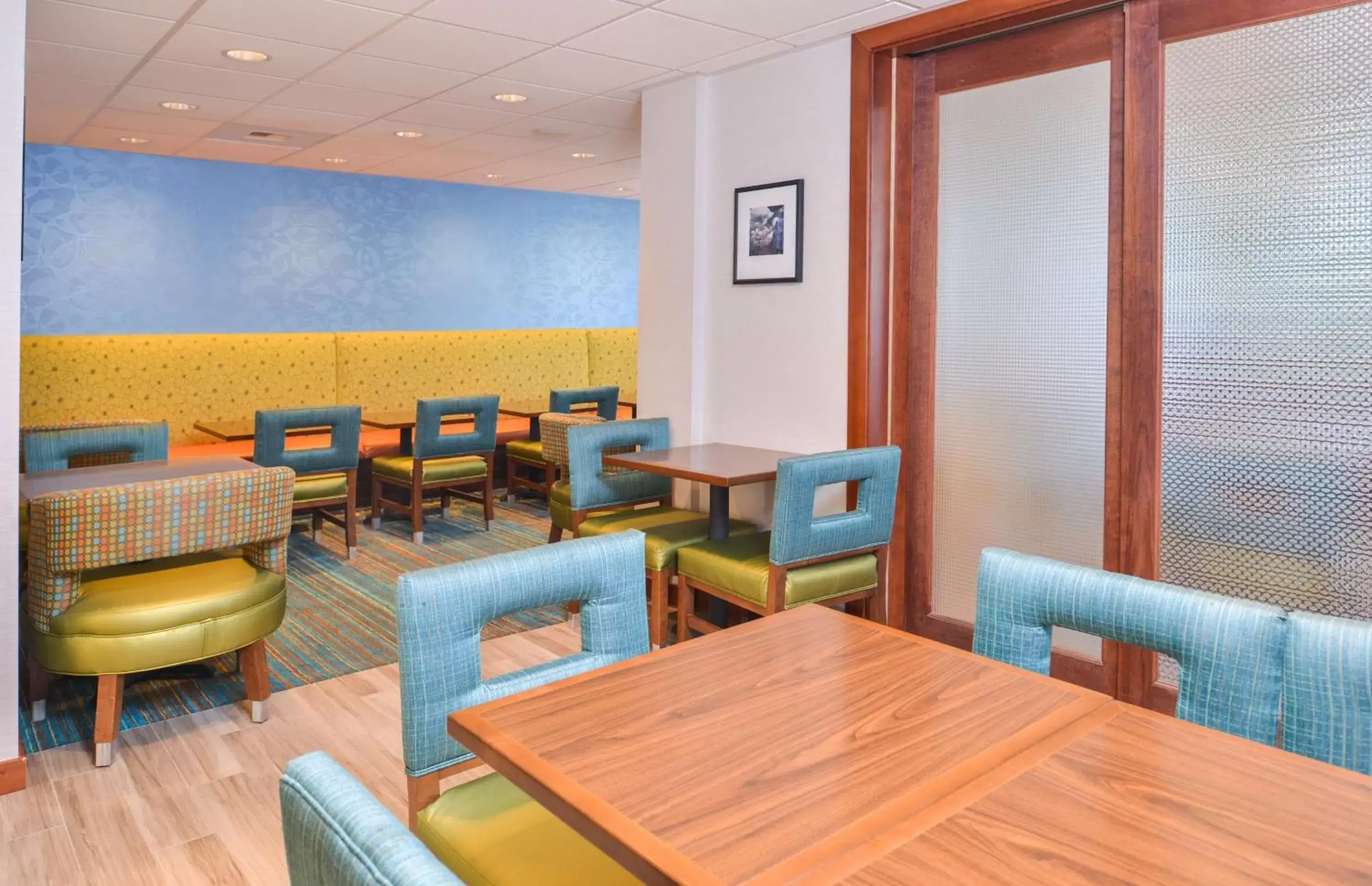 Dining area, Lounge/Bar in Hampton Inn Seattle Airport