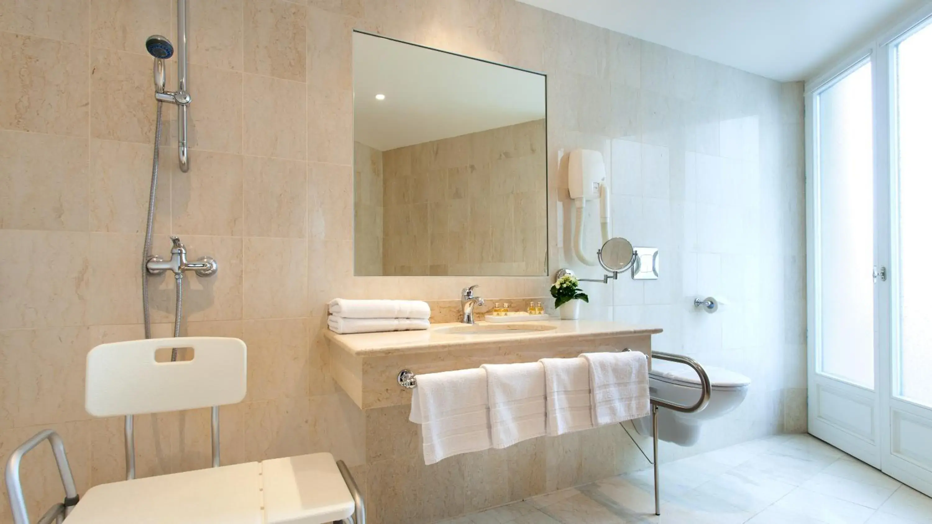 Day, Bathroom in Grand Hôtel Moderne