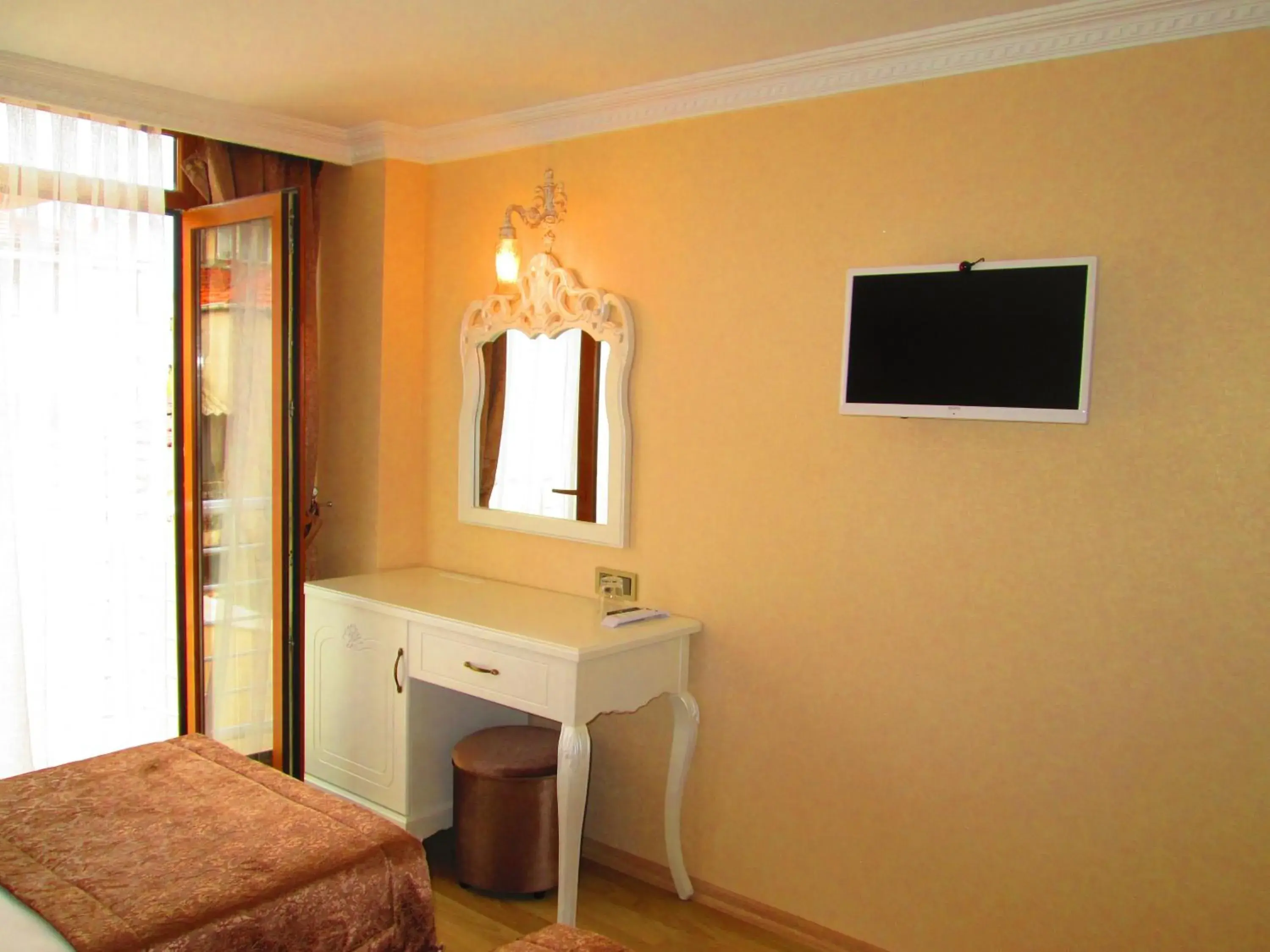 Bedroom, TV/Entertainment Center in Sultanahmet Newport Hotel