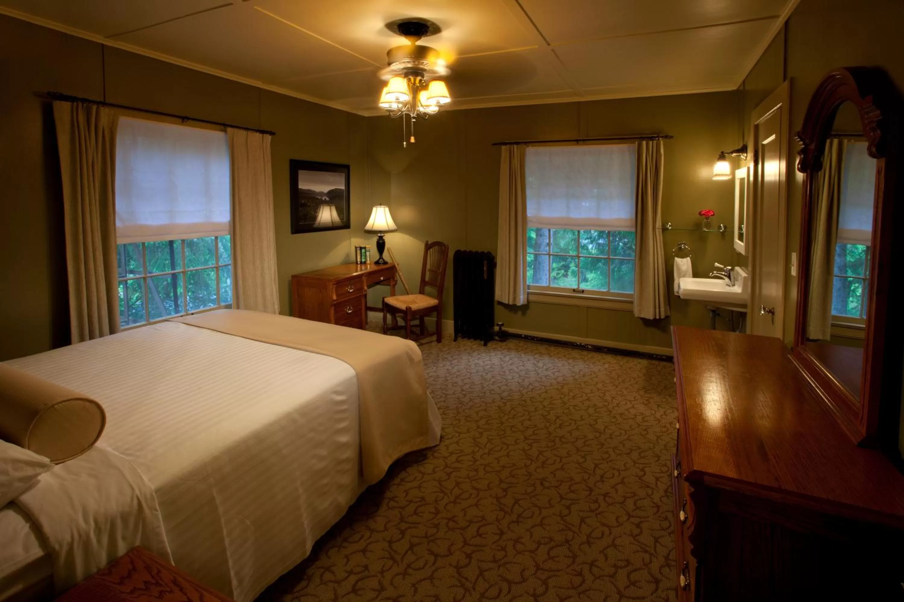 Bedroom, Bed in Lake Quinault Lodge