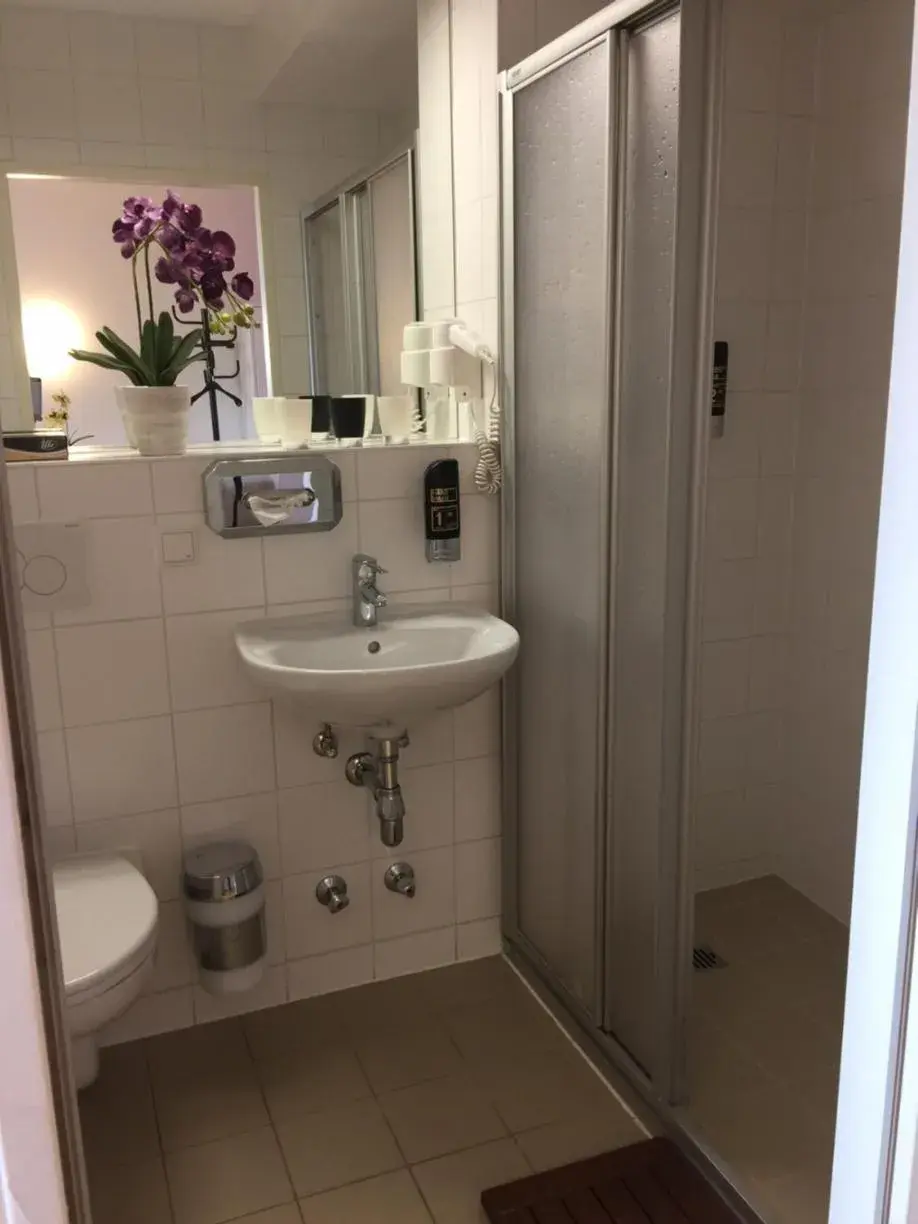 Bathroom in a&t Holiday Hostel