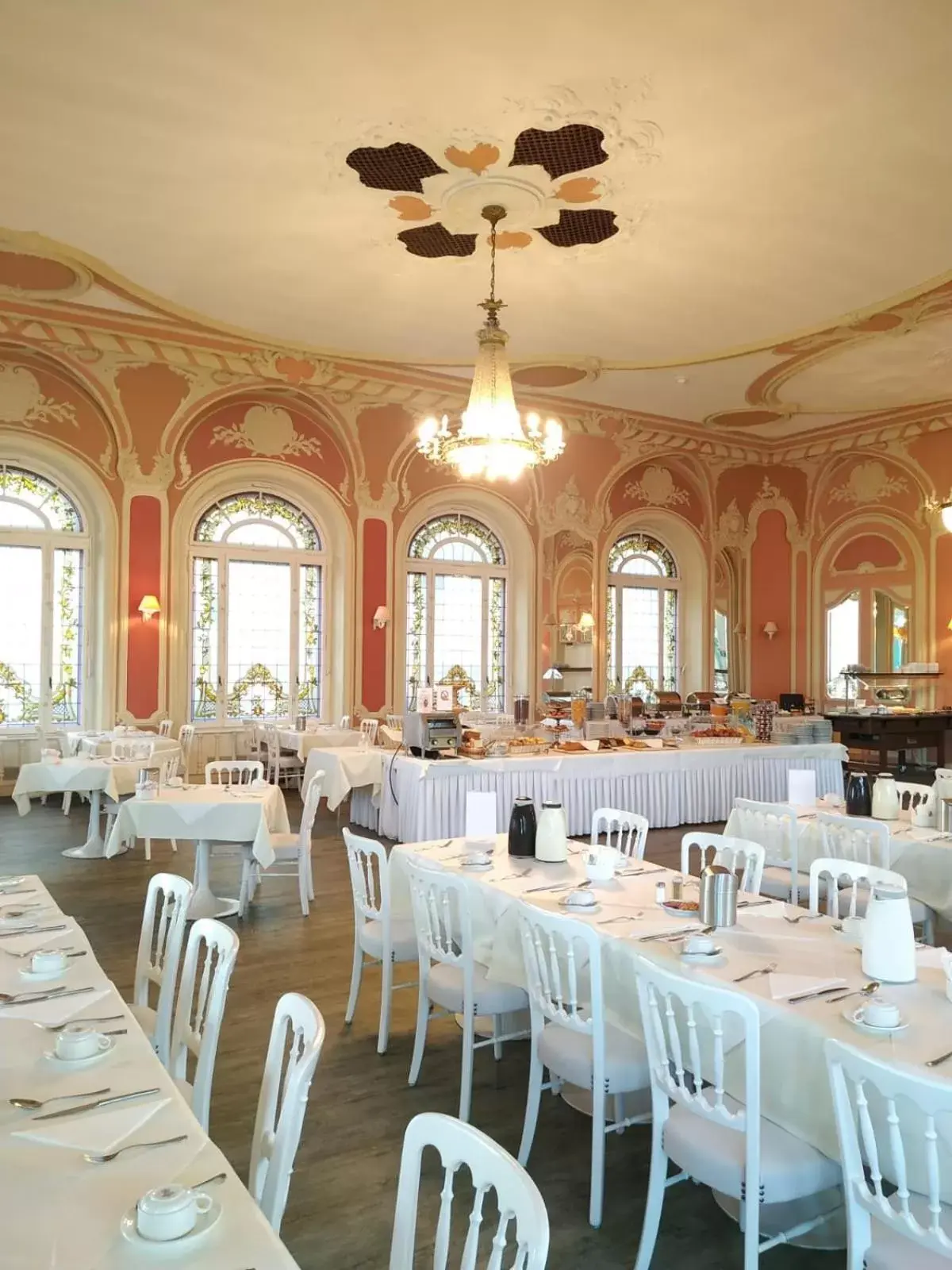 Restaurant/Places to Eat in Hotel Eden Palace au Lac