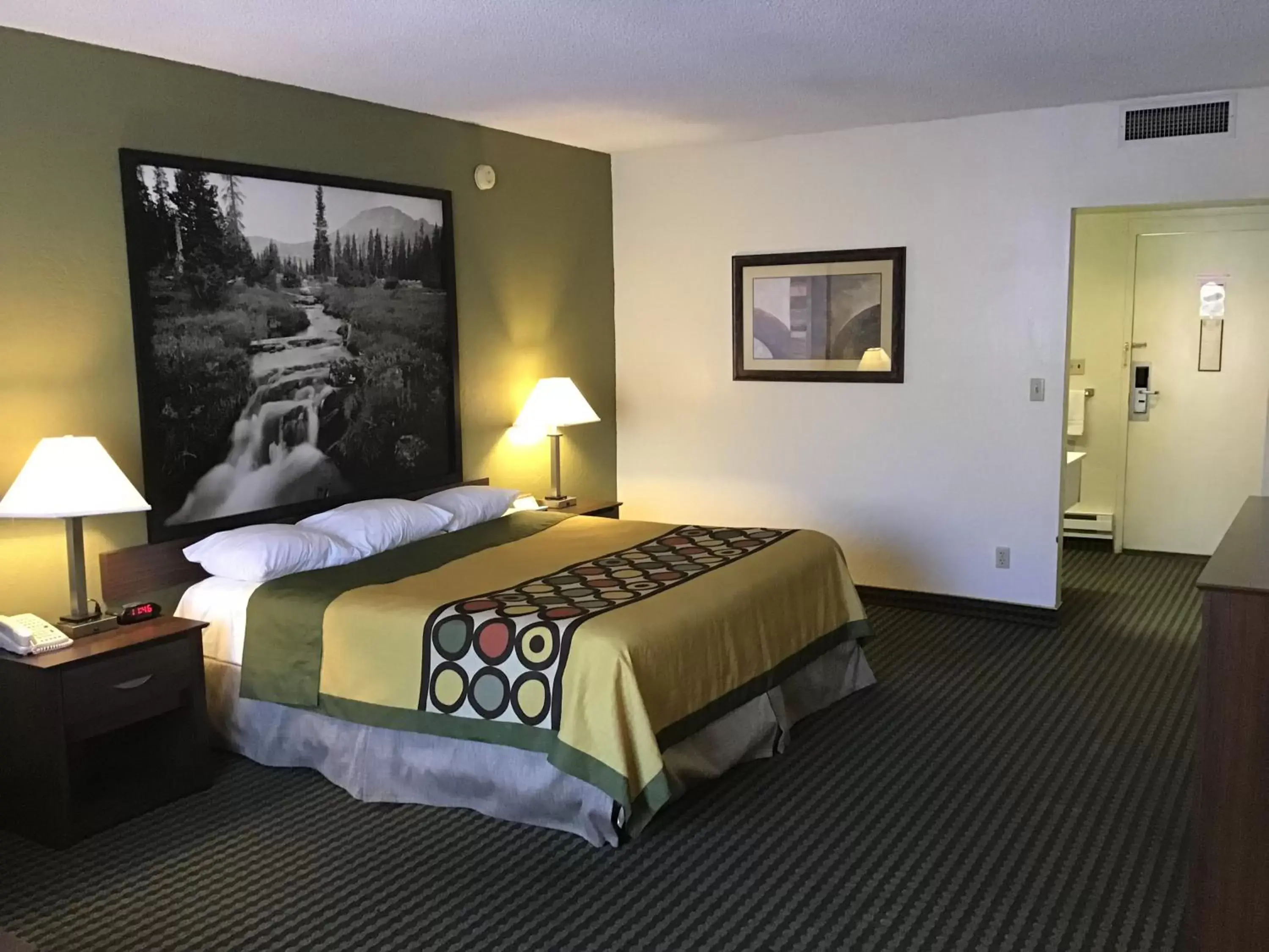 Bedroom, Bed in Super 8 by Wyndham Wendover