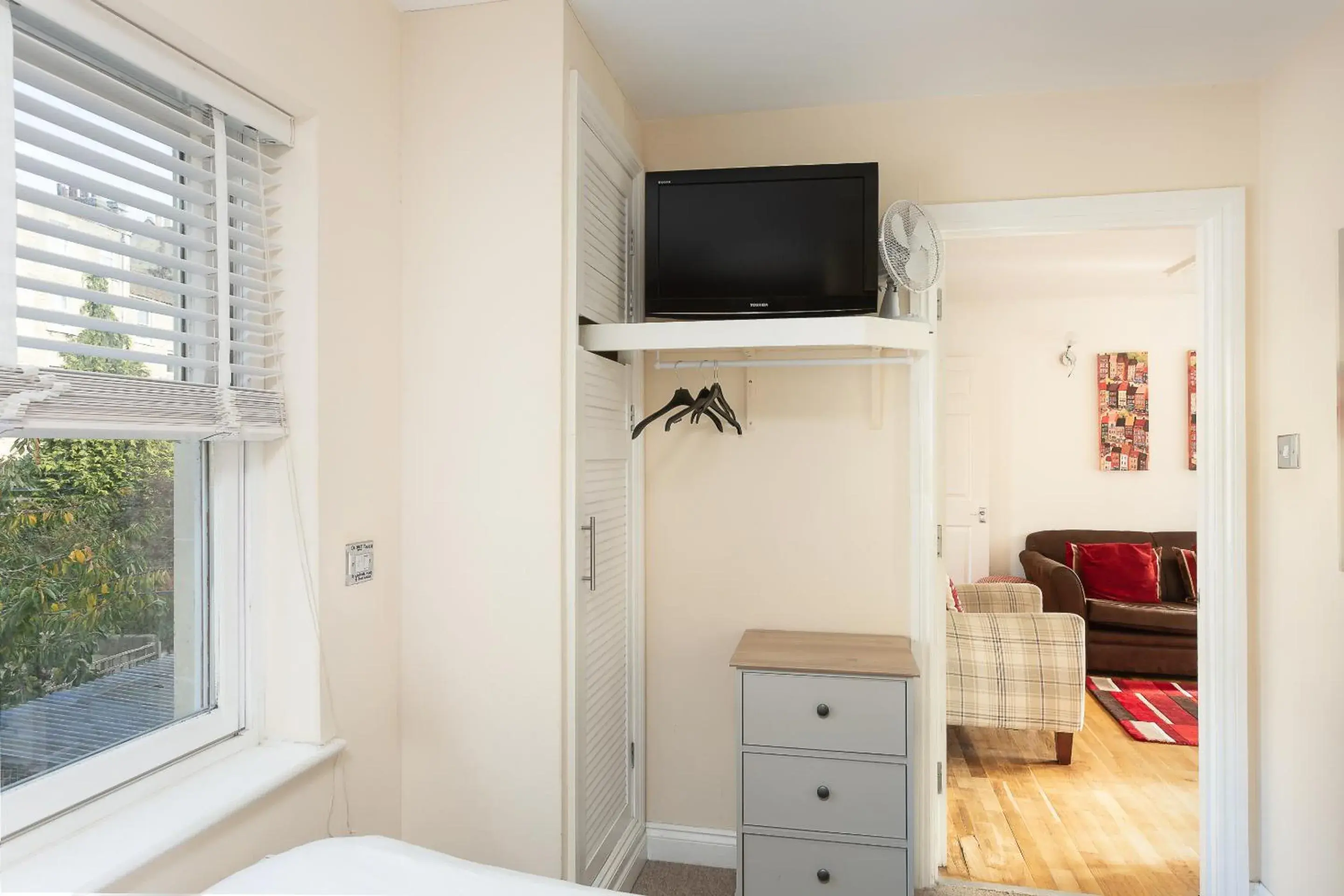 Bedroom, TV/Entertainment Center in Bath Breaks Apartments