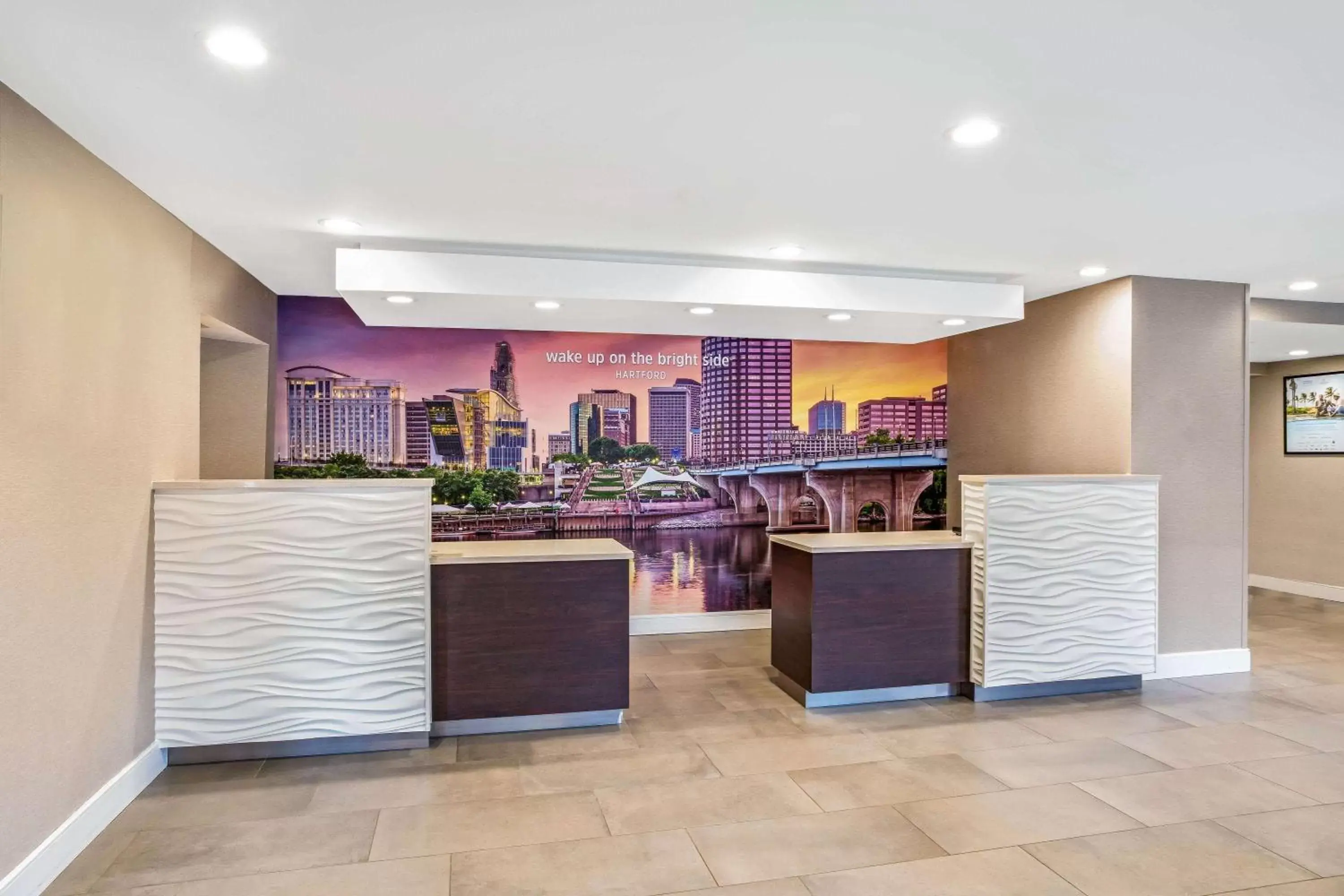 Lobby or reception in La Quinta by Wyndham Hartford Bradley Airport