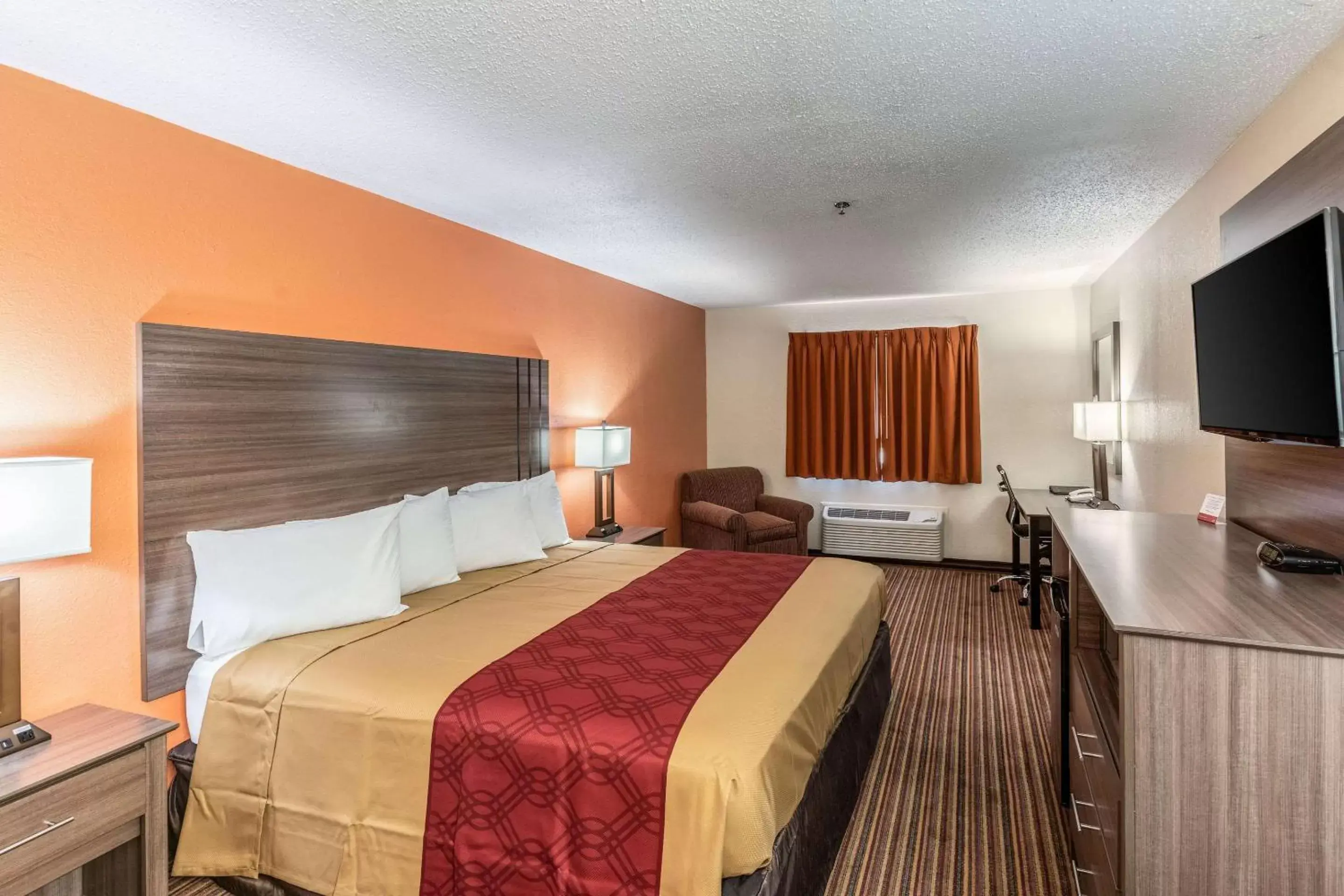 Photo of the whole room, Bed in Econo Lodge Inn & Suites