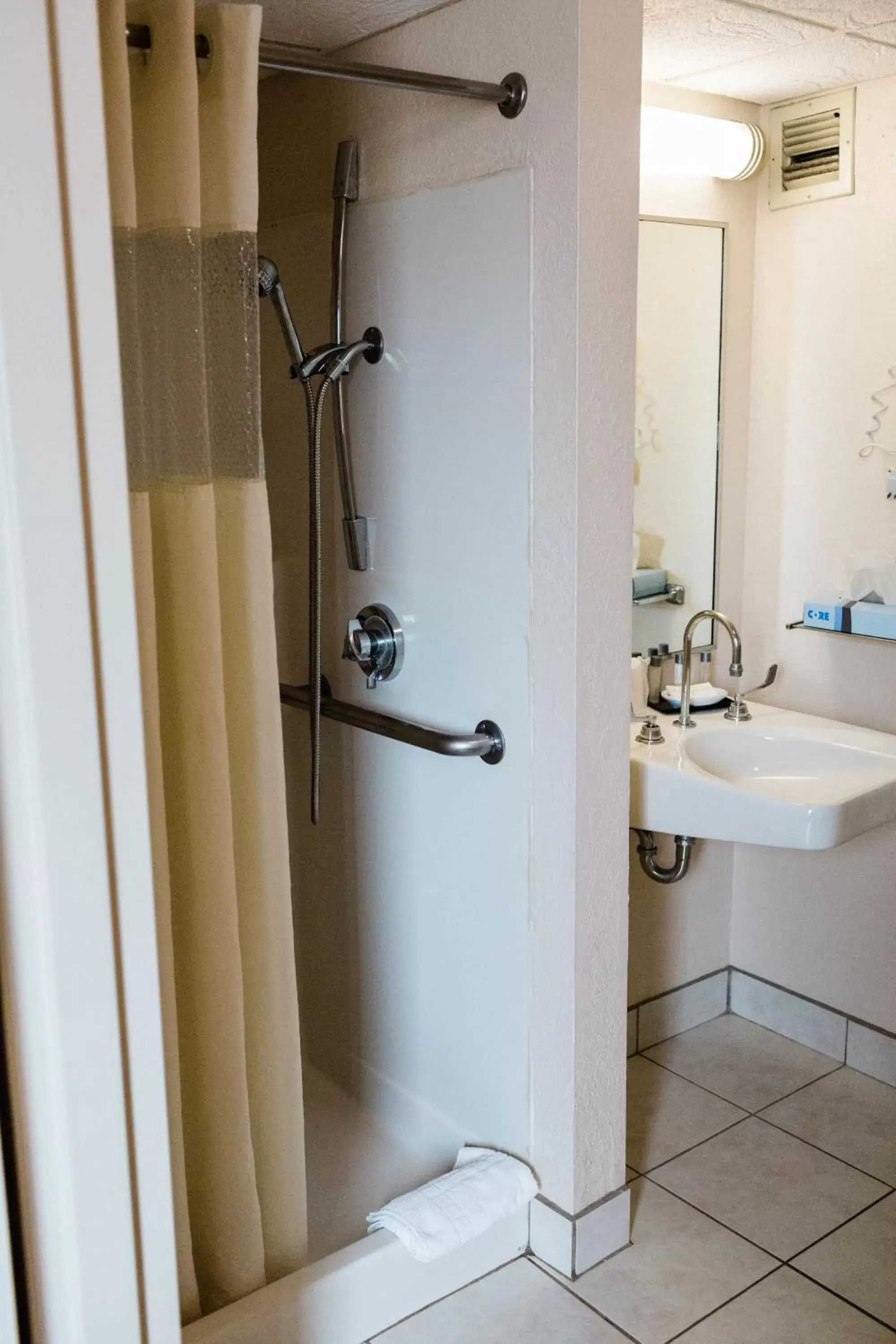 Bathroom in EverSpring Inn & Suites