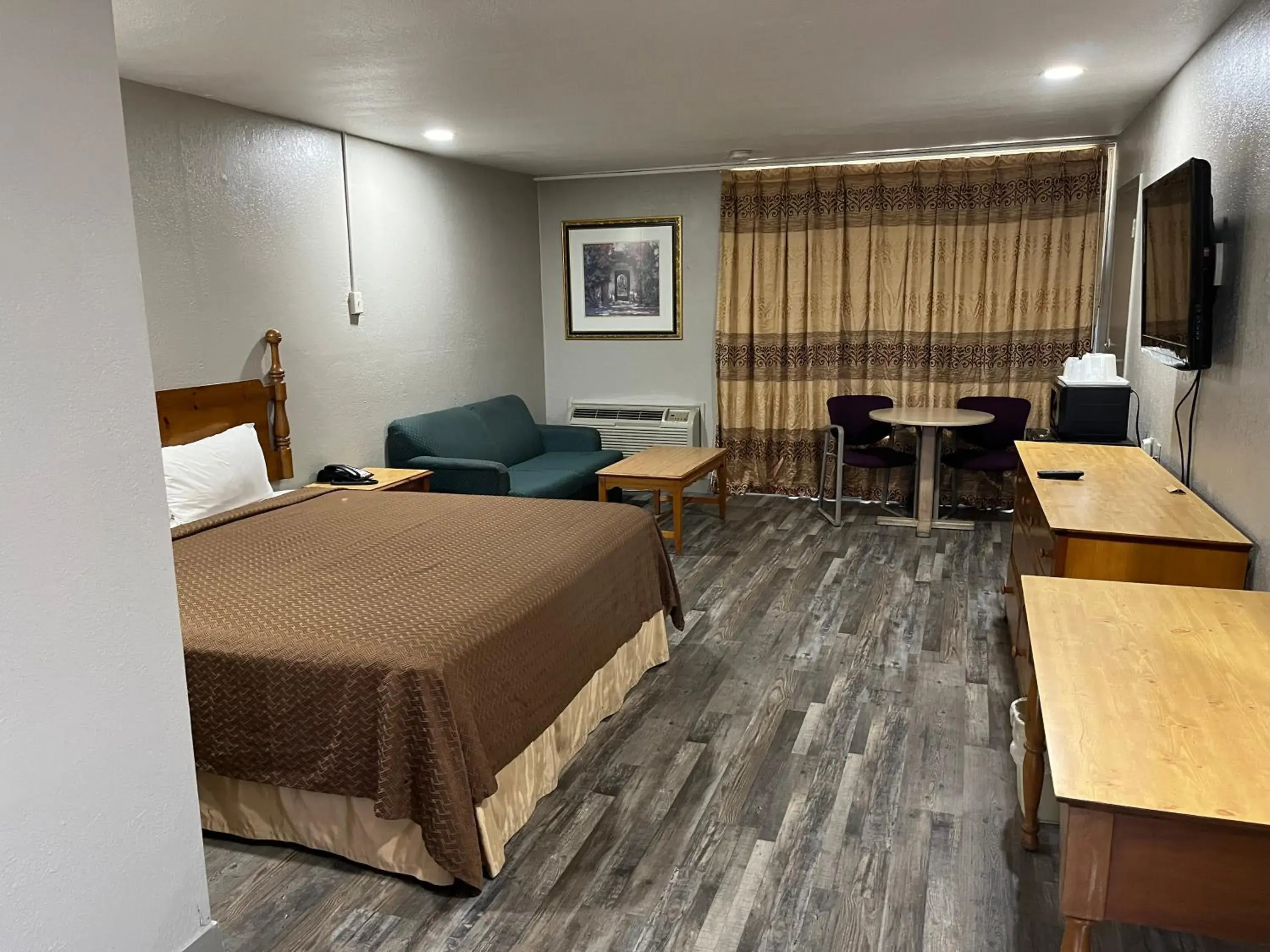Photo of the whole room in Mid Towne Inn & Suites
