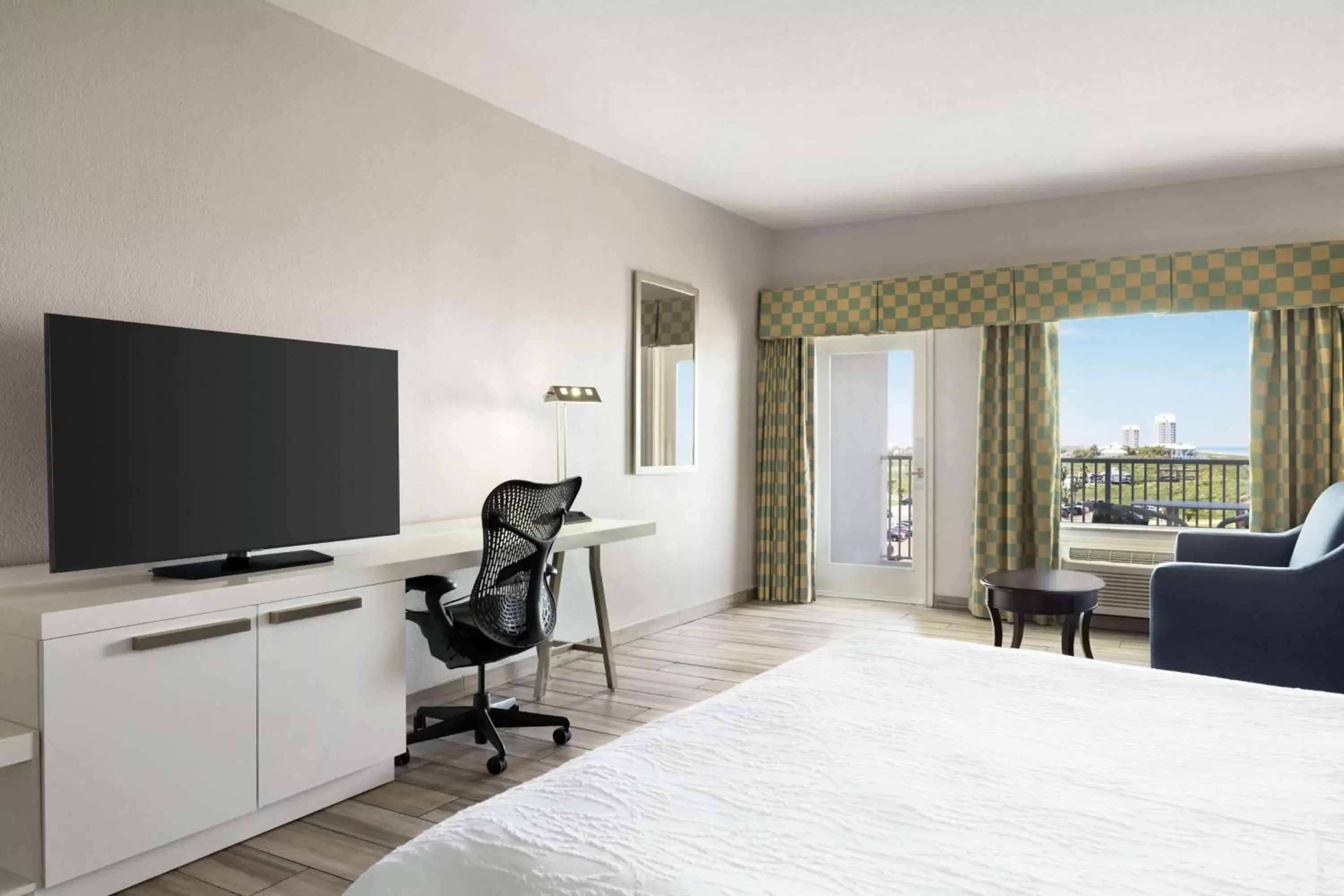 Bedroom, TV/Entertainment Center in Hilton Garden Inn South Padre Island
