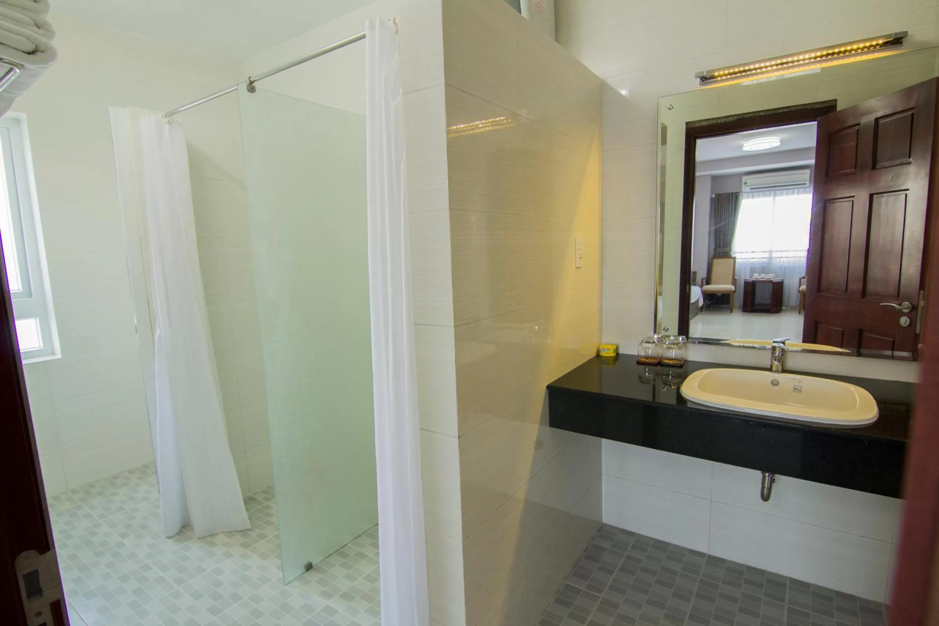 Shower, Bathroom in Khách sạn San Hô Vũng Tàu (Coral Hotel)