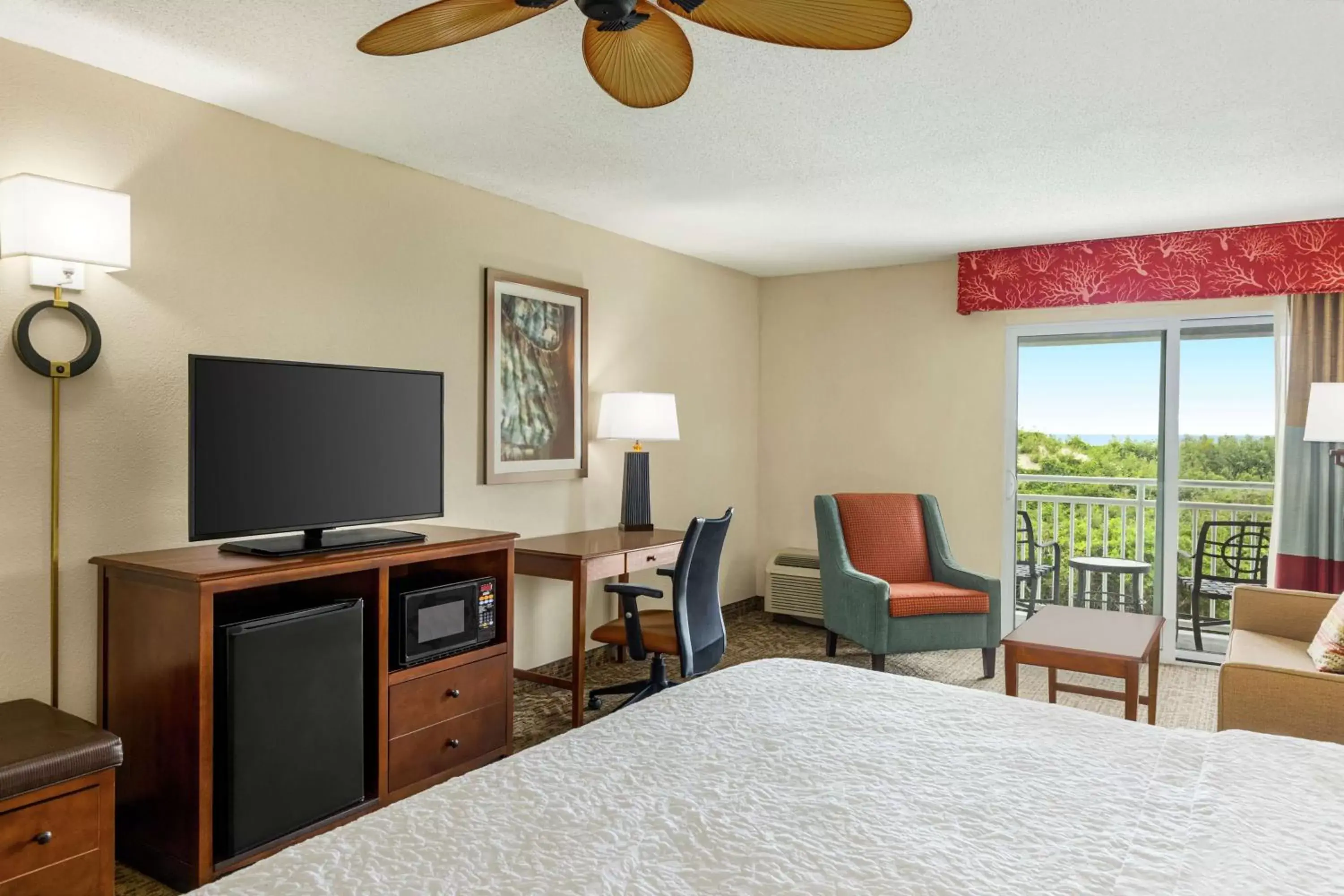 Bedroom, TV/Entertainment Center in Hampton Inn & Suites Outer Banks/Corolla